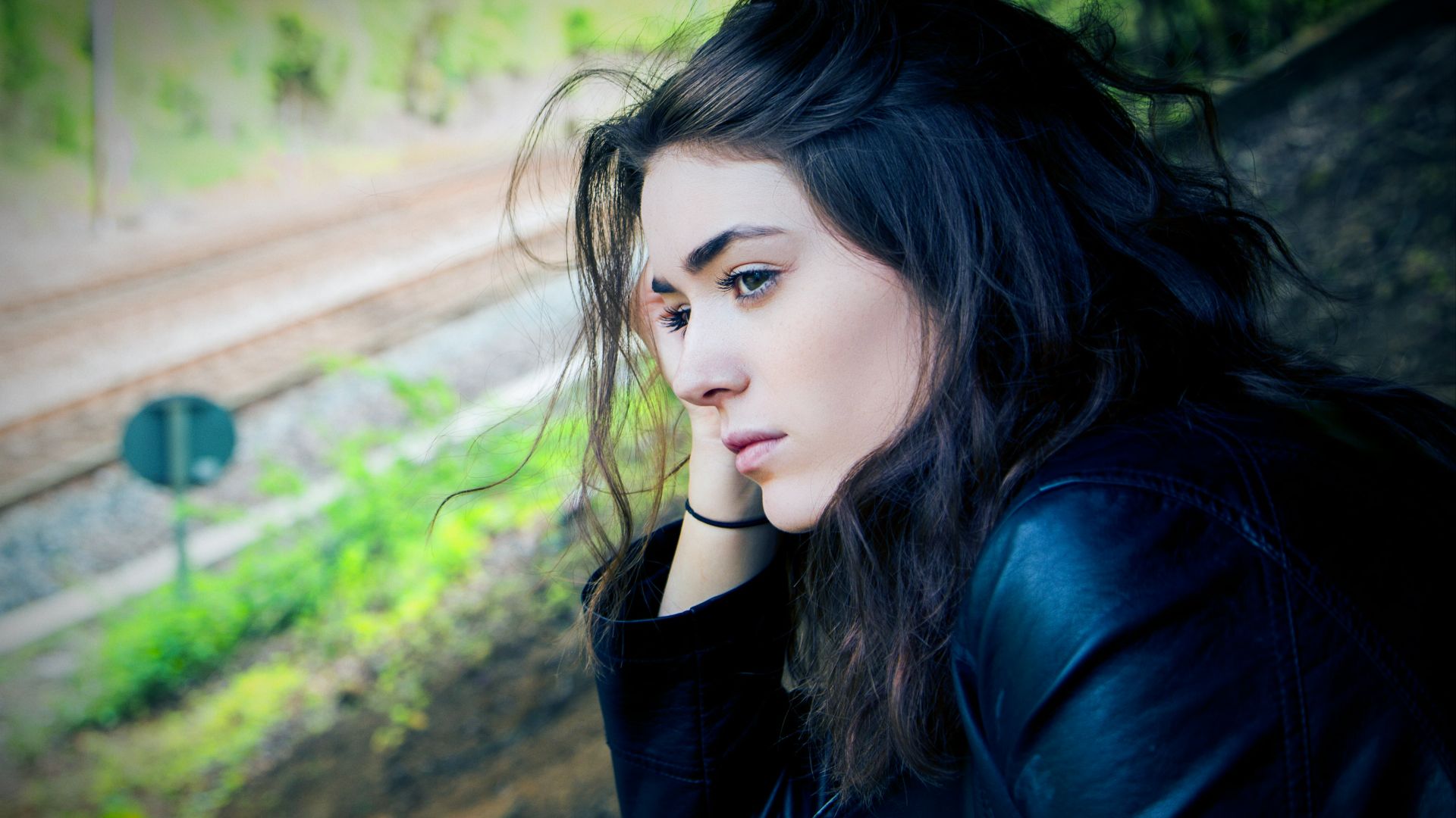 woman sitting outdoor during daytime