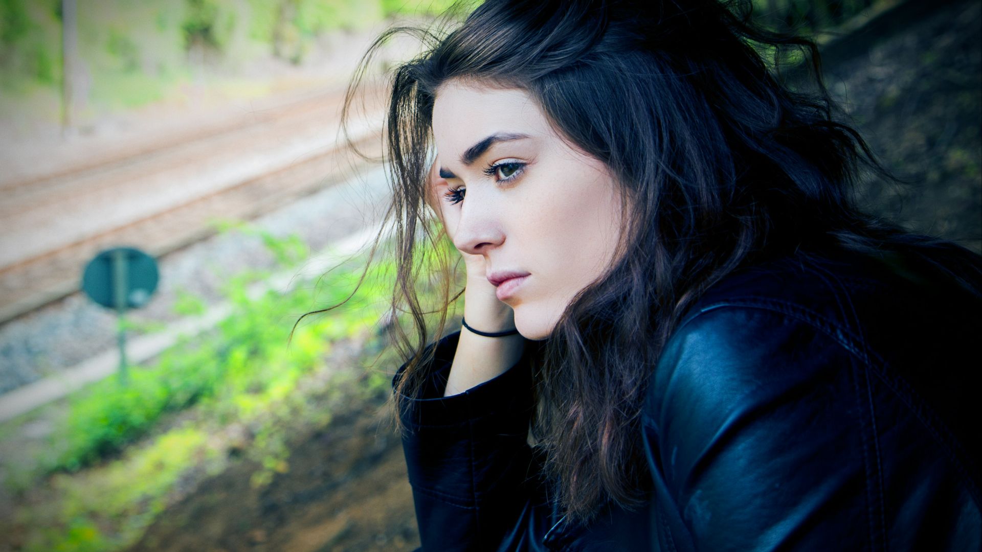 woman sitting outdoor during daytime