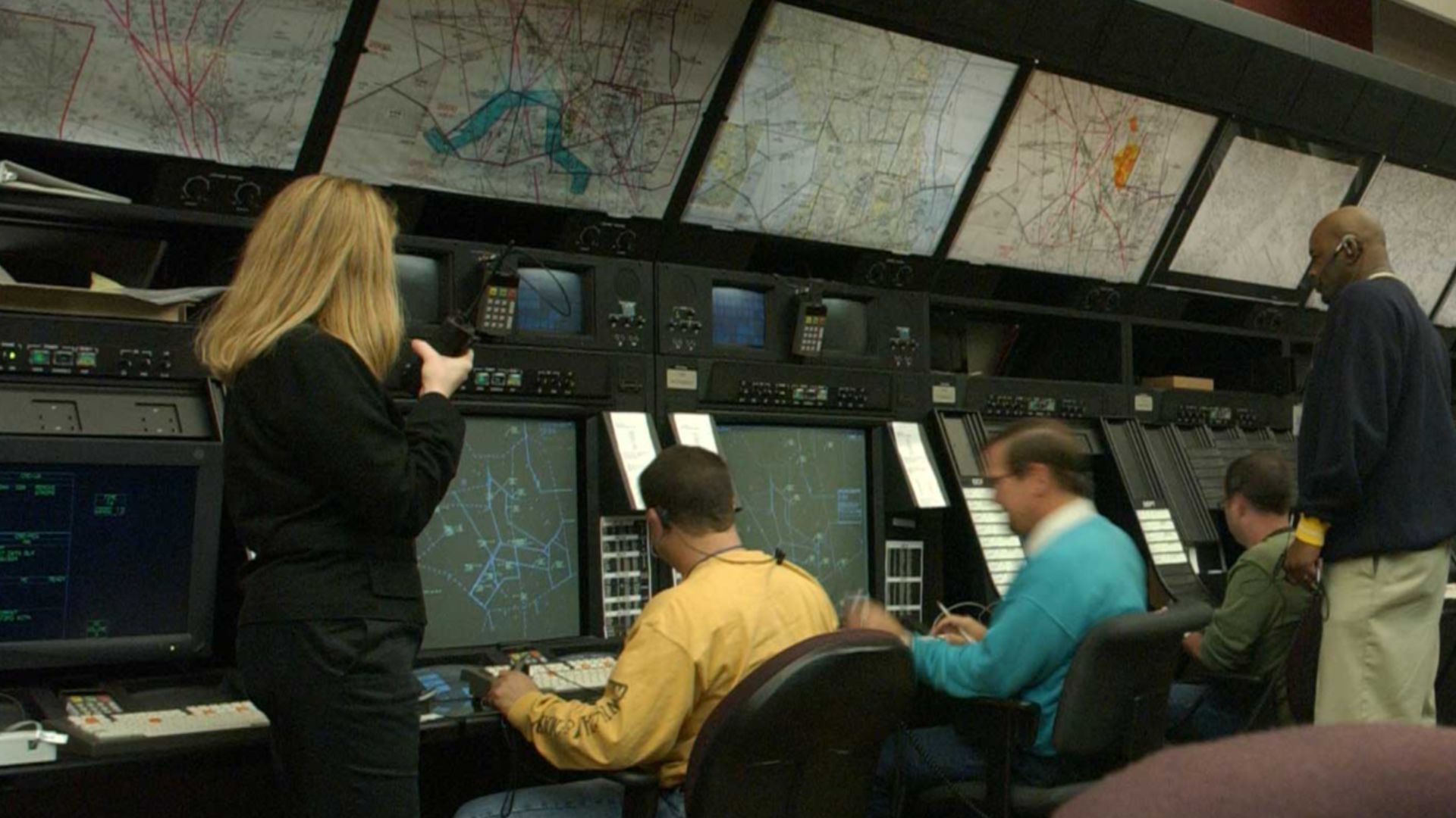 File:Air traffic controllers at the Washington ARTCC.jpg