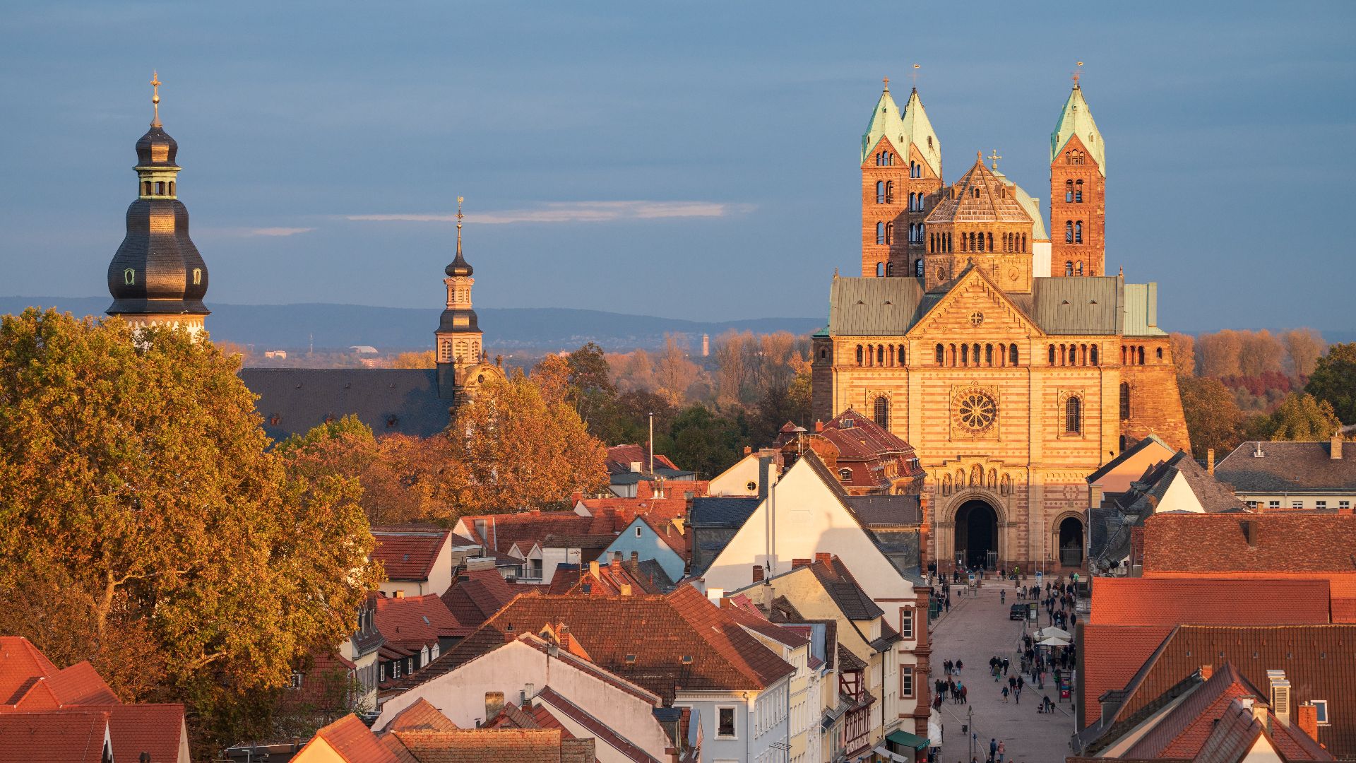 File:Speyer - Altstadt - Altpörtel - Blick auf Domfassade und Kirchtürme mit Abendsonne.jpg