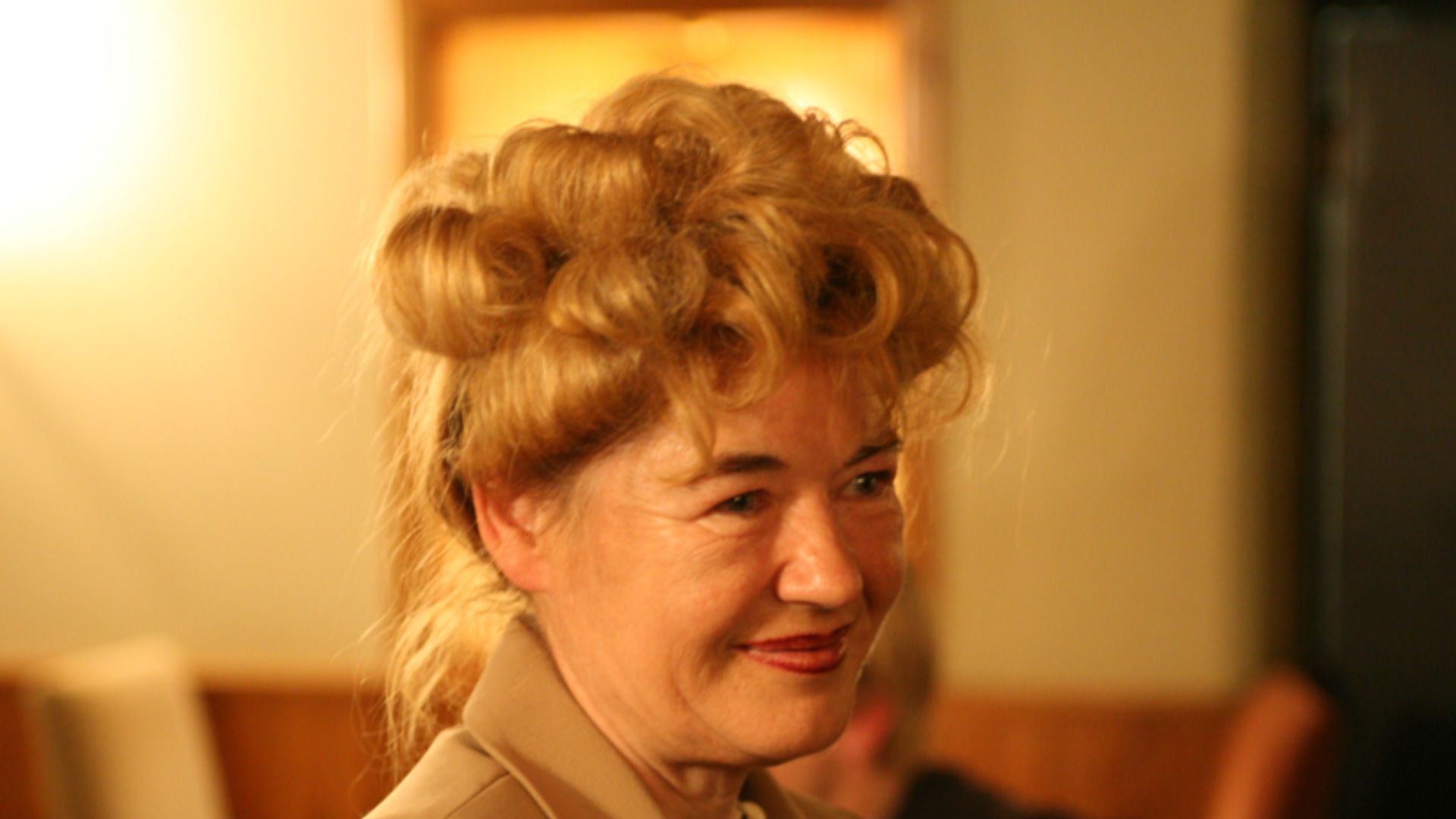 File:Woman with big curly hairstyle.jpg
