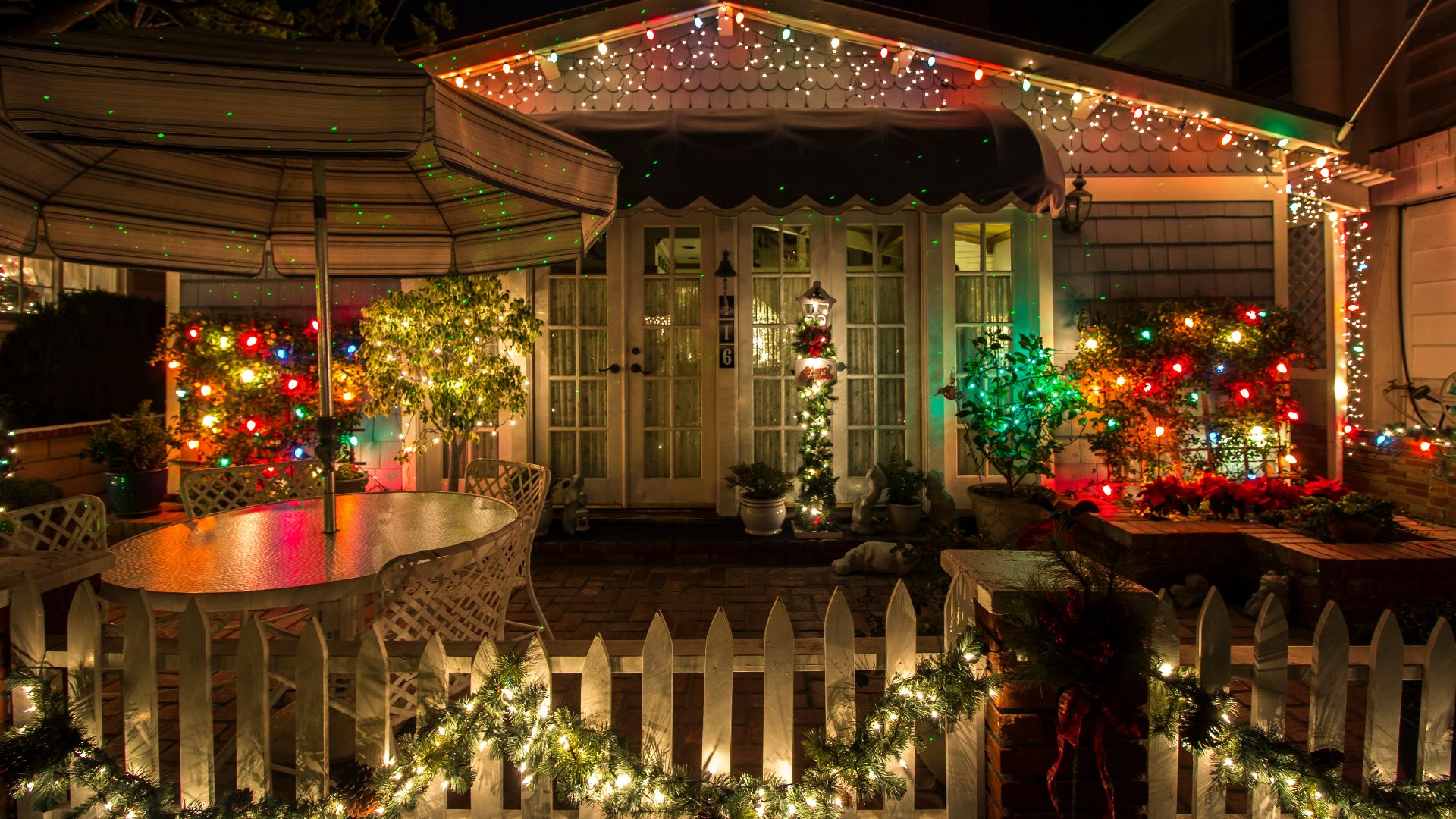 a house with christmas lights
