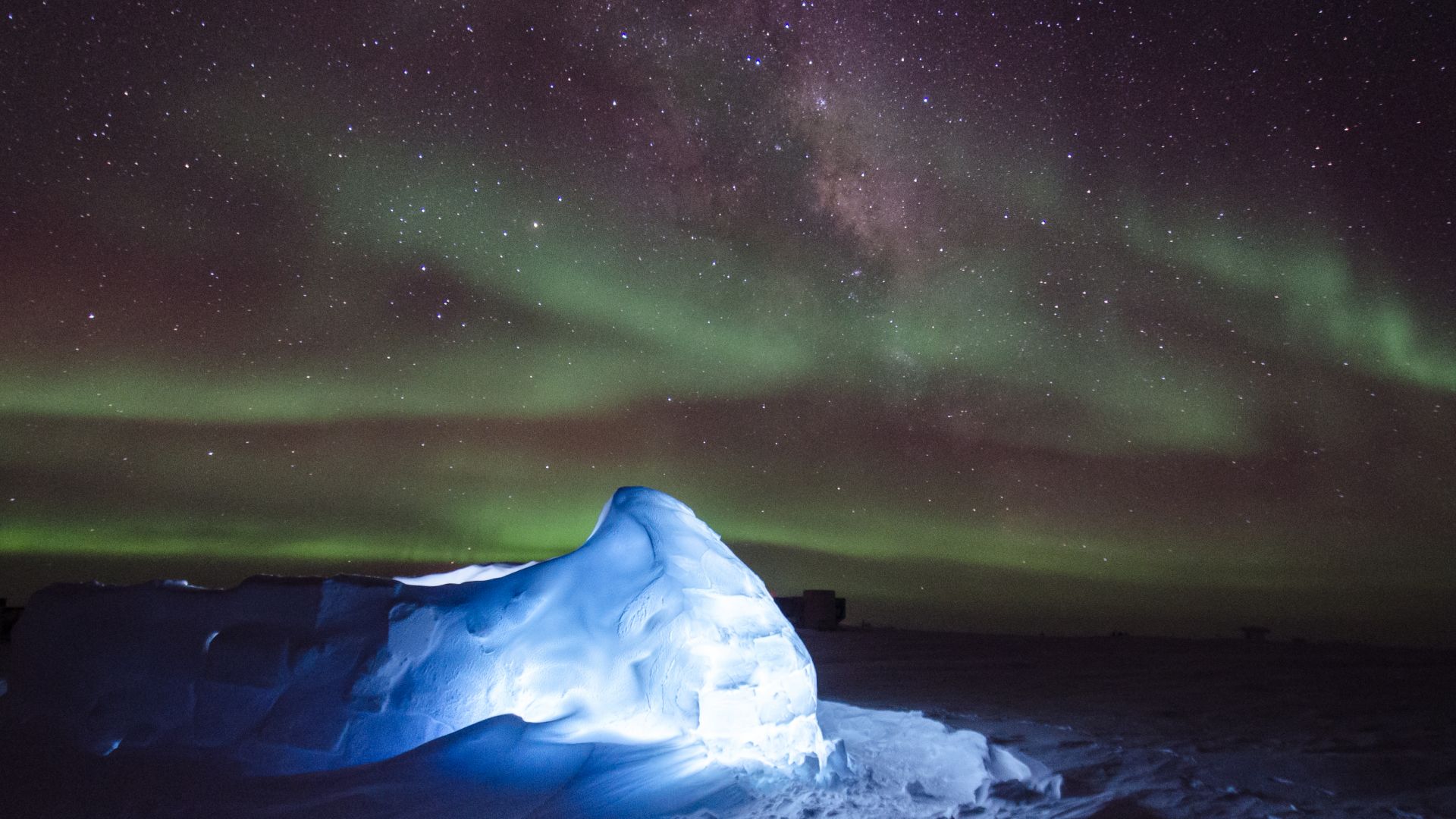 File:Aurora australis dancing over an LED illuminated igloo.jpg