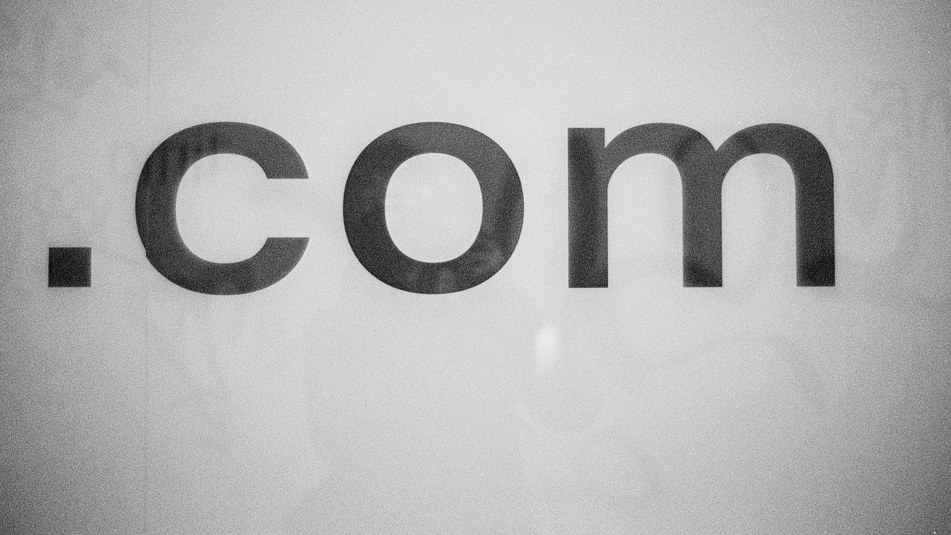 a black and white photo of the word comm