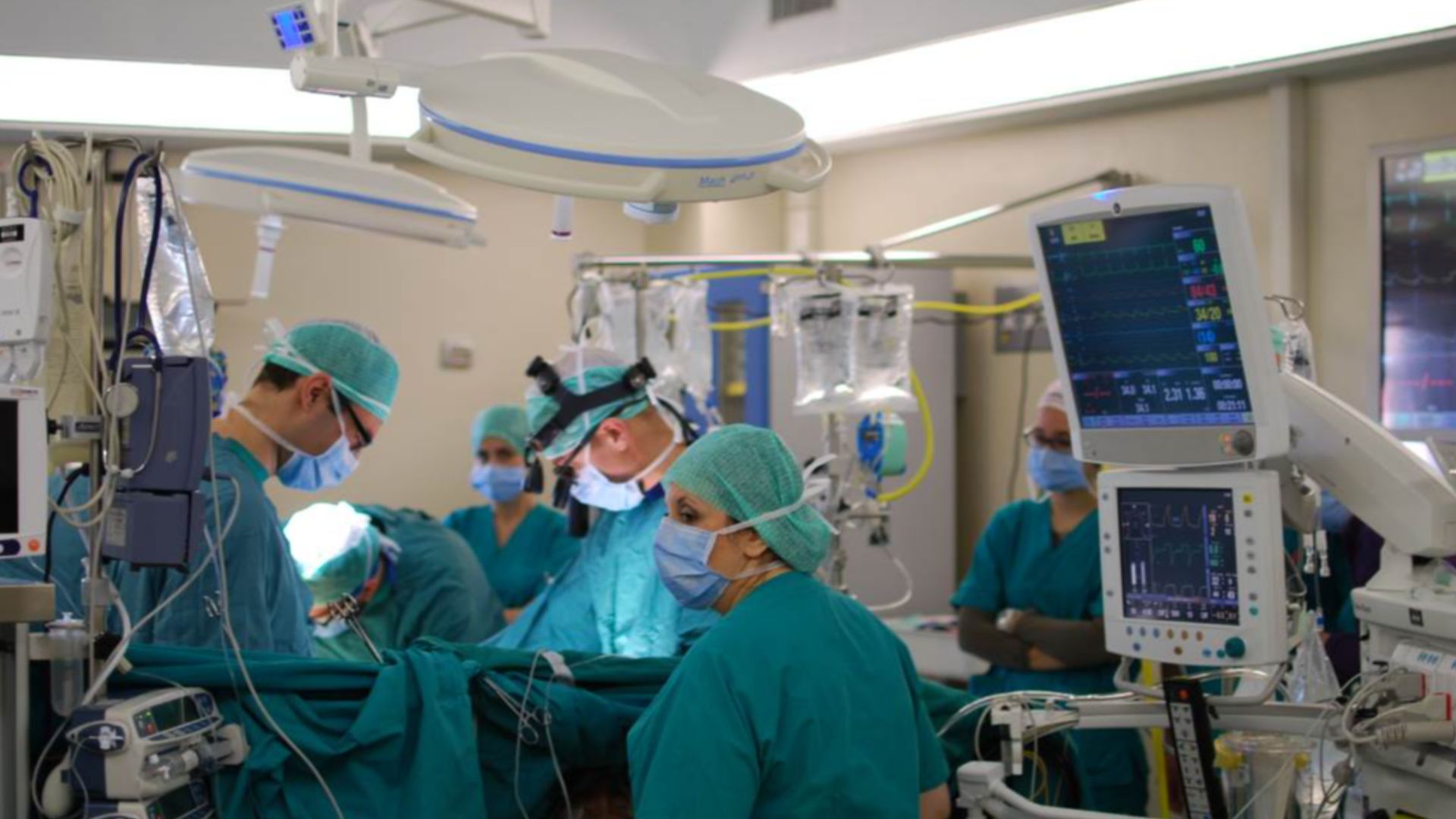 File:Cardiac surgery operating room.jpg