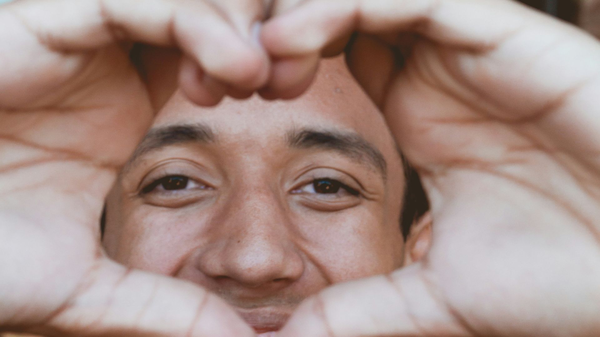 man in black crew neck shirt