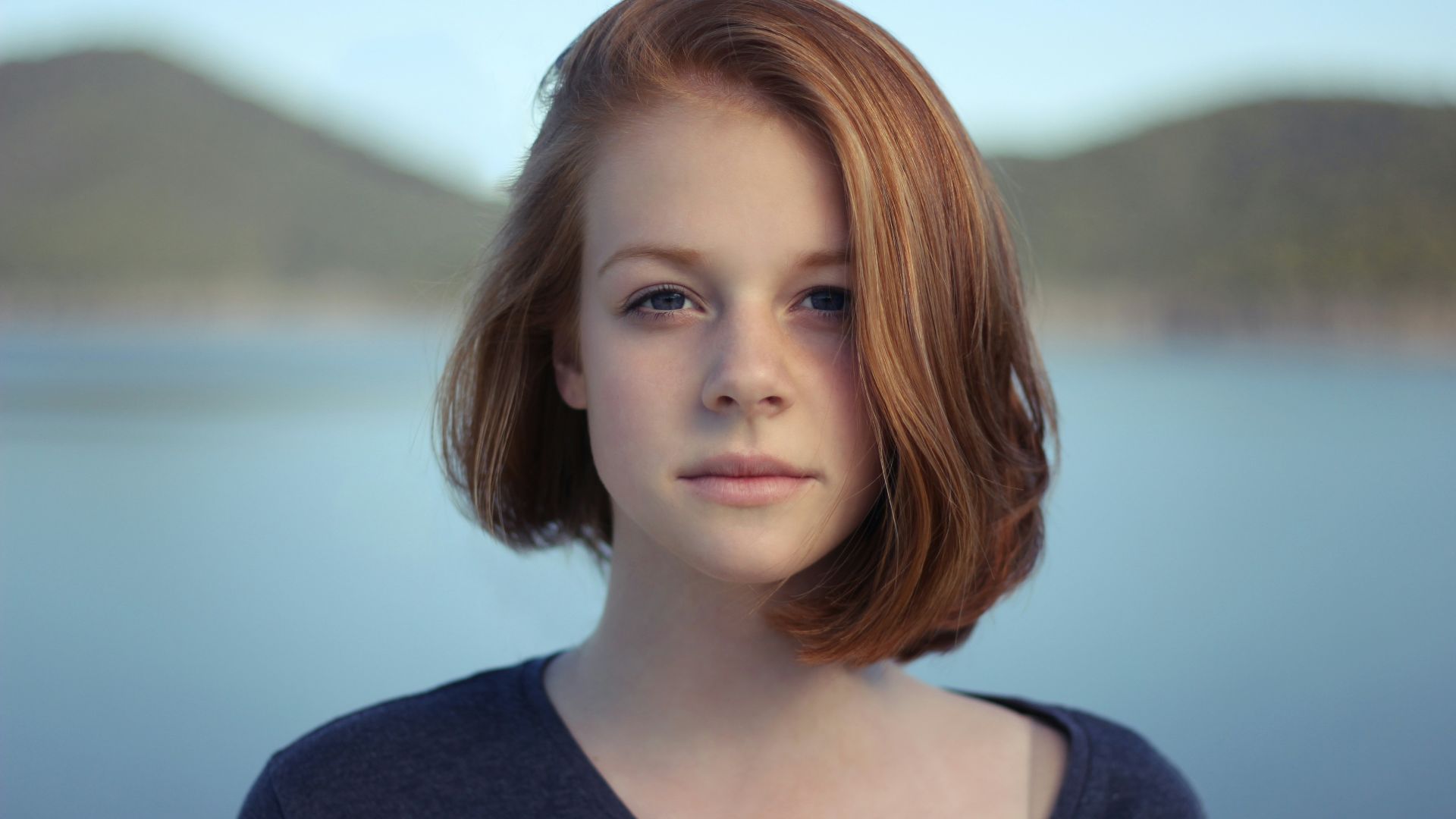 shallow focus photography of woman outdoor during day