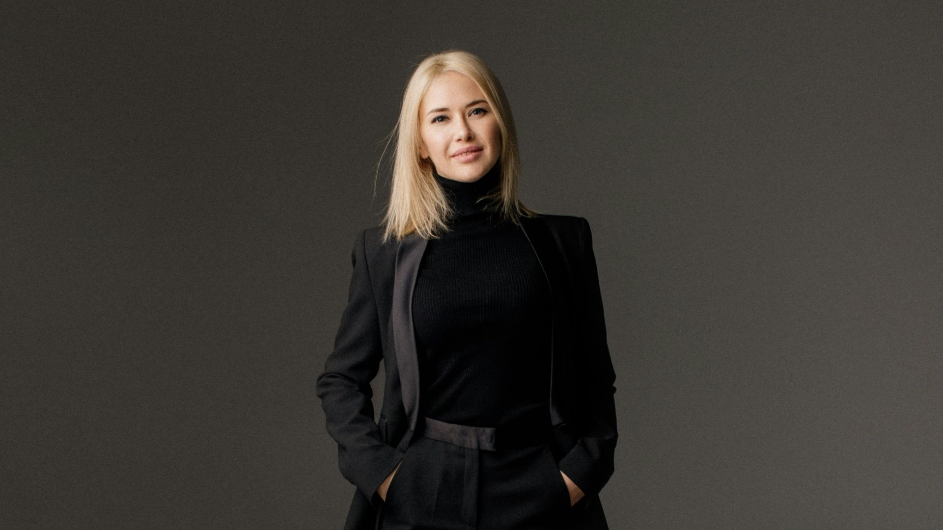 woman in black long sleeve shirt and black pants