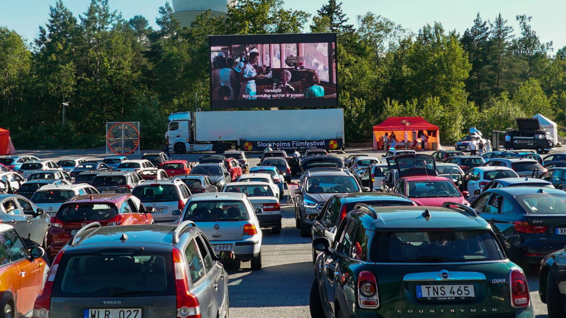 a large group of cars in a parking lot