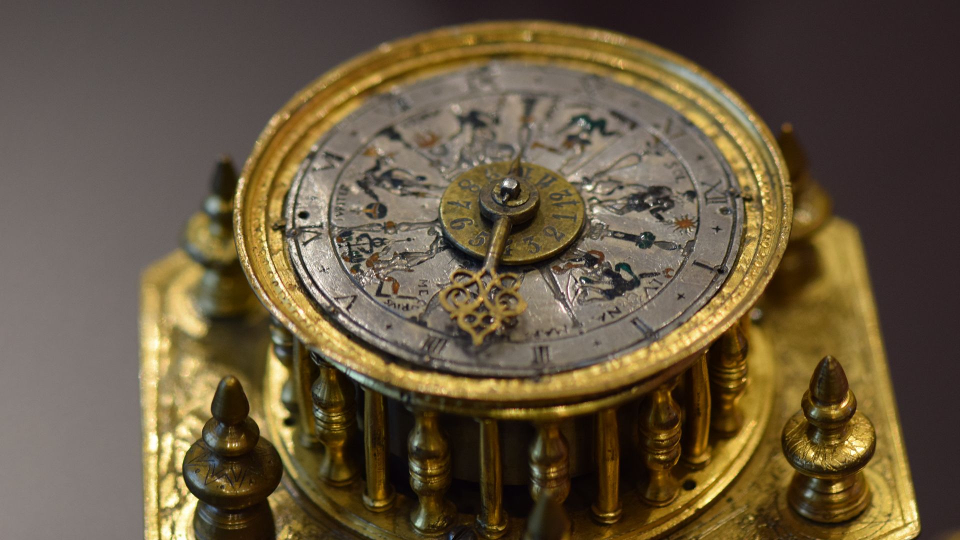 File:Tiny antique clock (28746697766).jpg