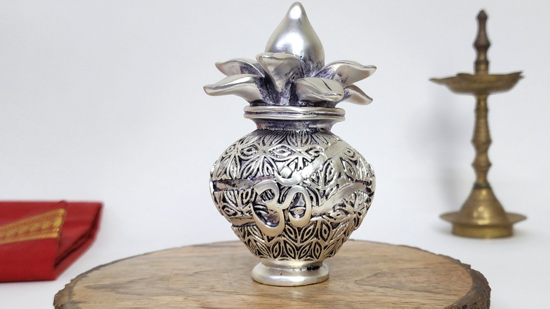 File:Silver -plated Antique matte Kalash idol used for home temple decor, handcrafted by Gold Art India.jpg