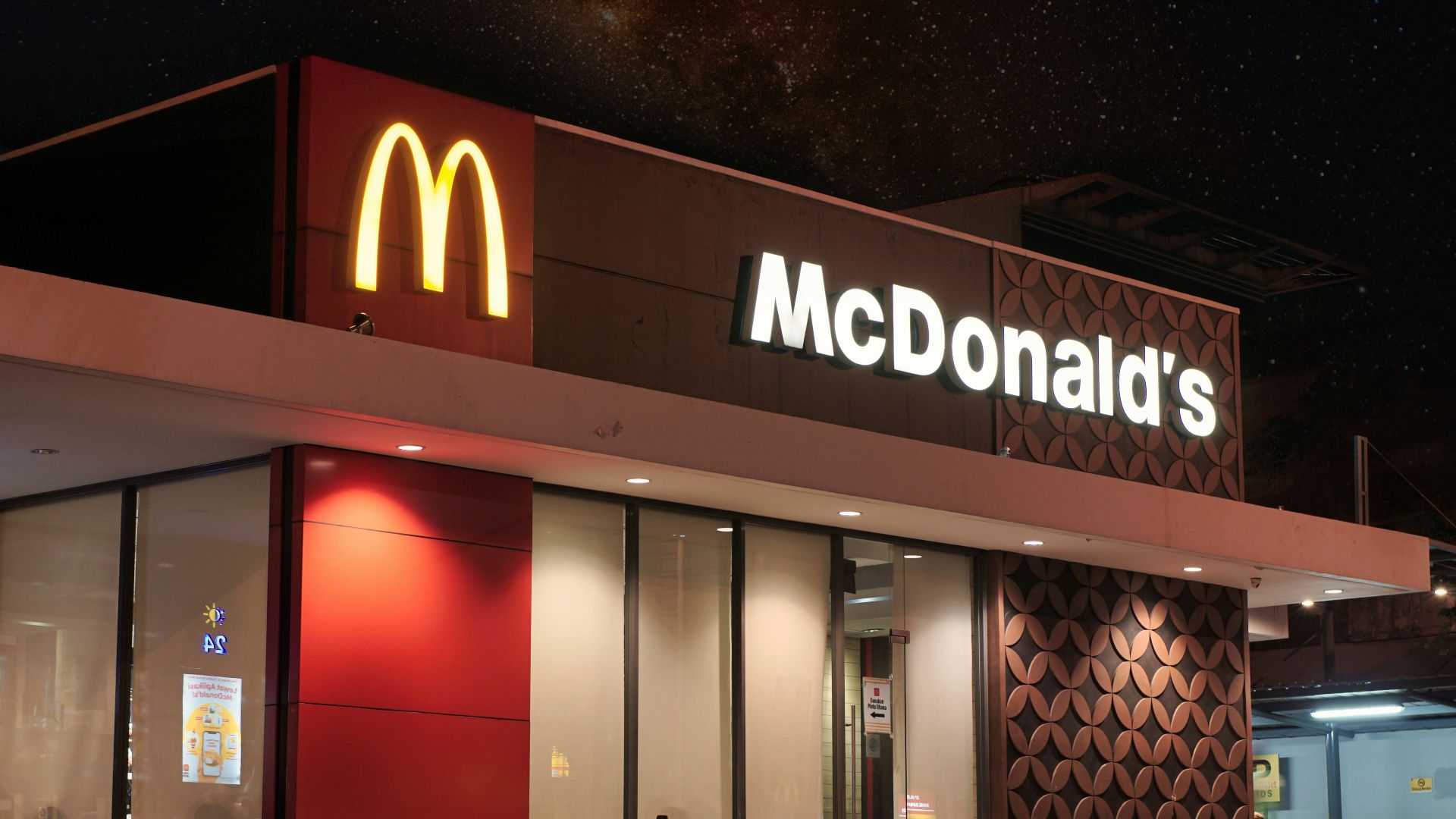 a mcdonald's restaurant is lit up at night