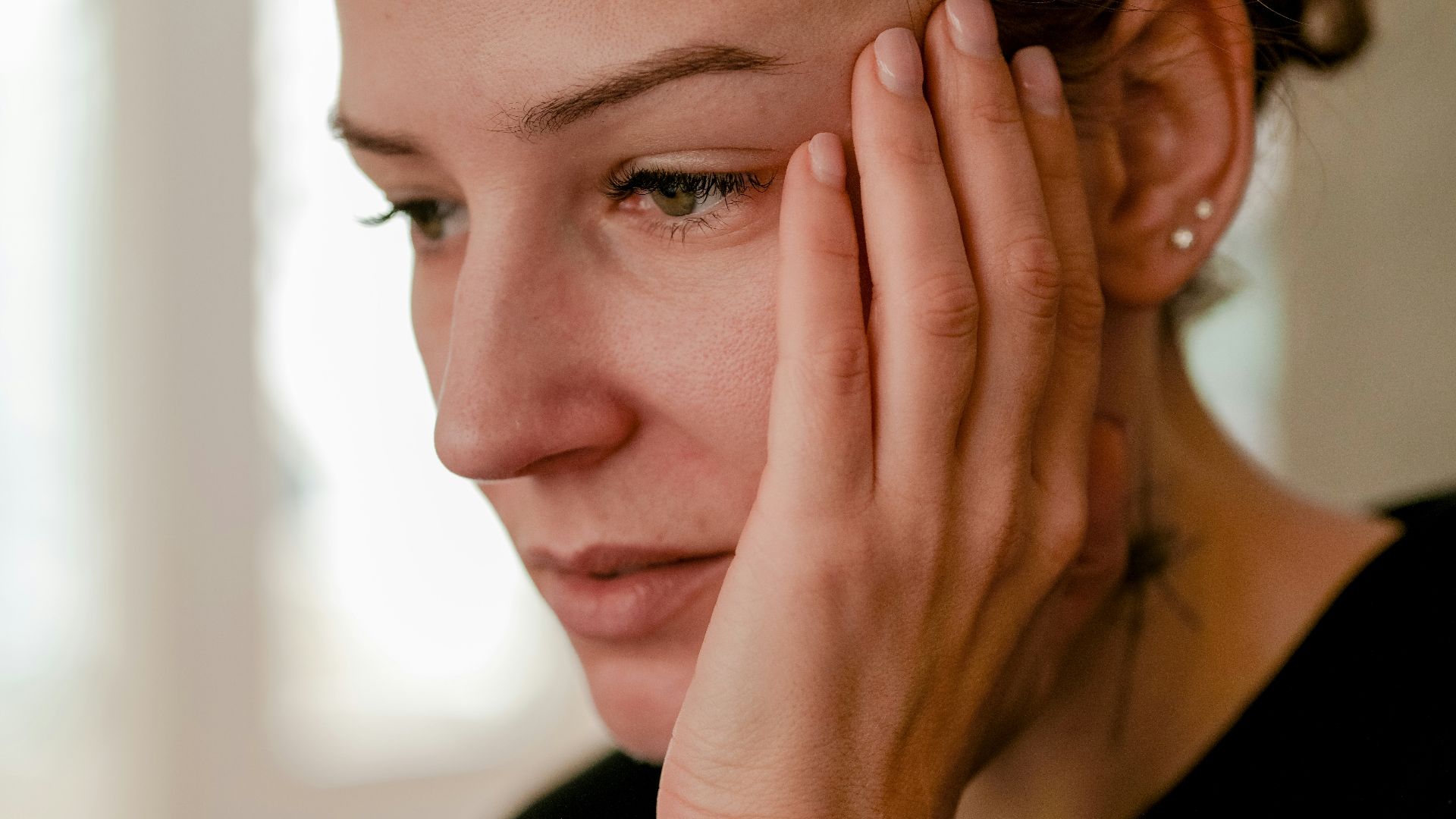 a person with the hand on the face