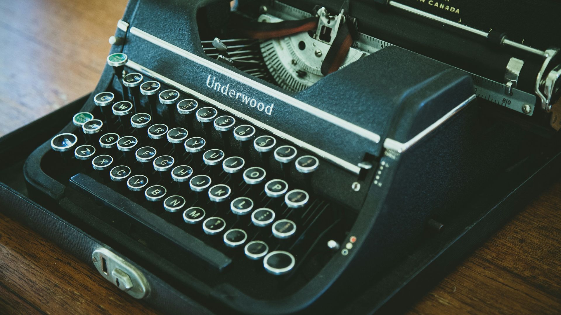 black and white Underwood typewriter