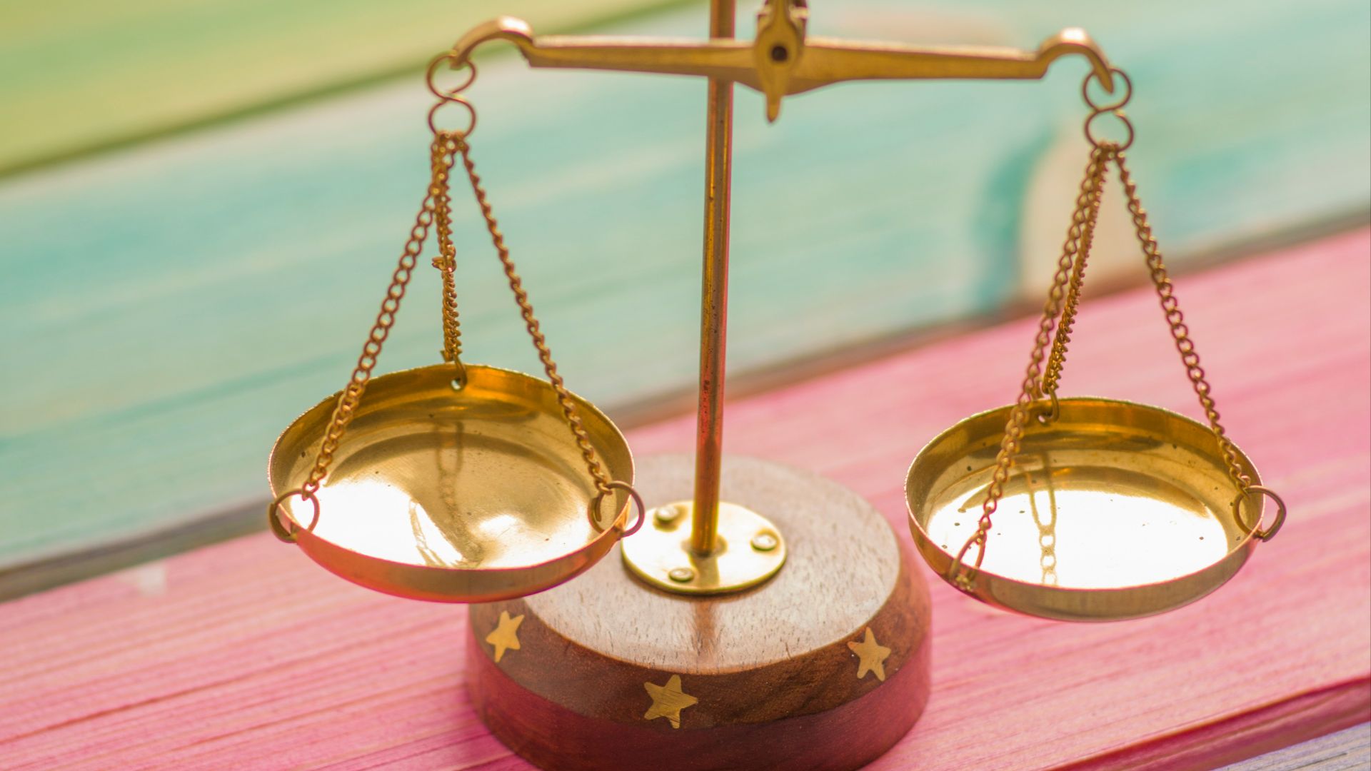 gold and silver round frame magnifying glass