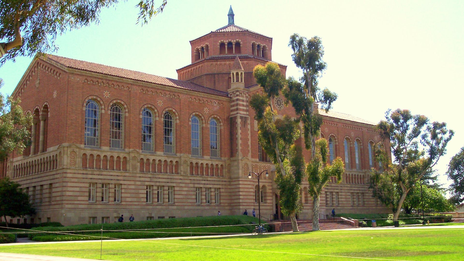 File:Powell Library, angle view, UCLA campus.jpg