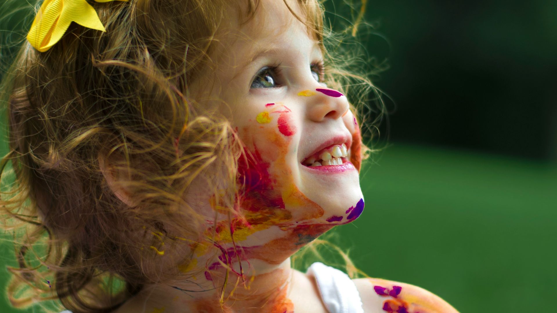girl with paint of body