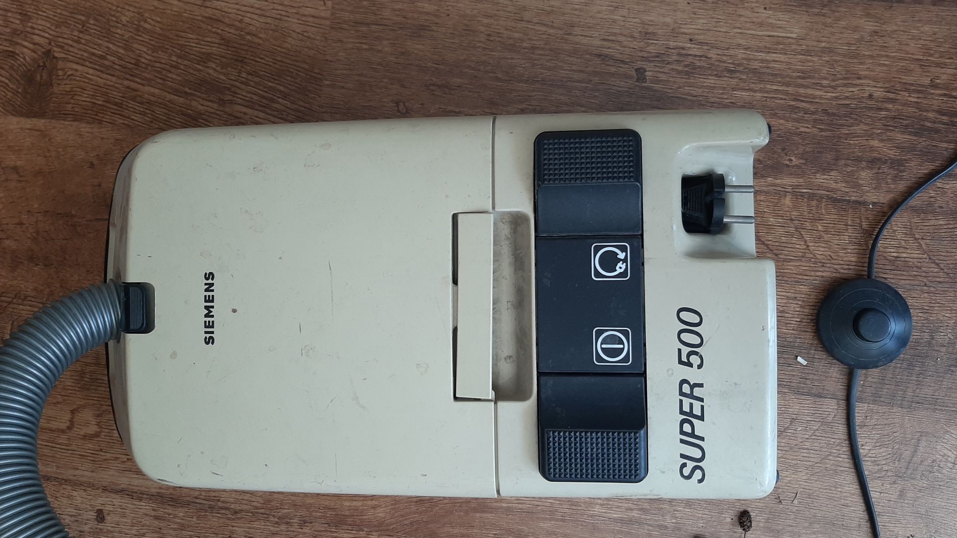 File:Siemens vacuum cleaner Super 500.jpg