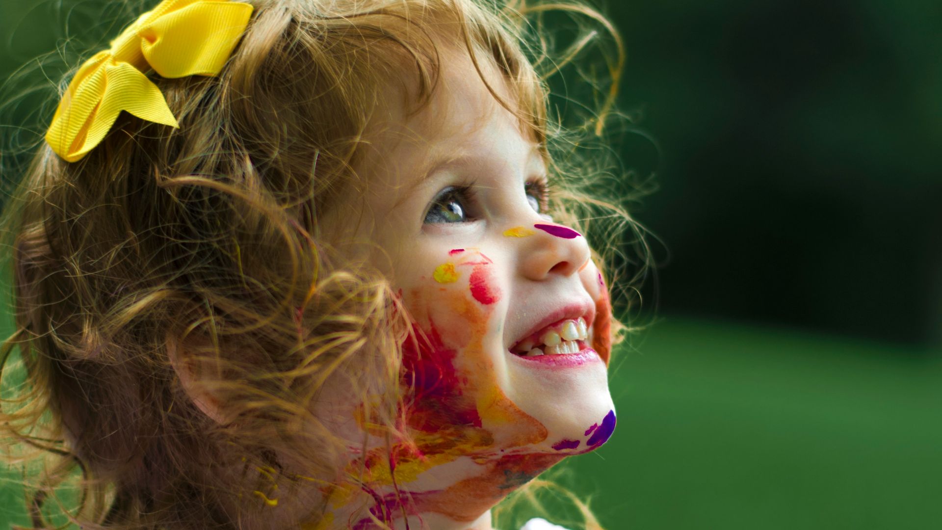 girl with paint of body