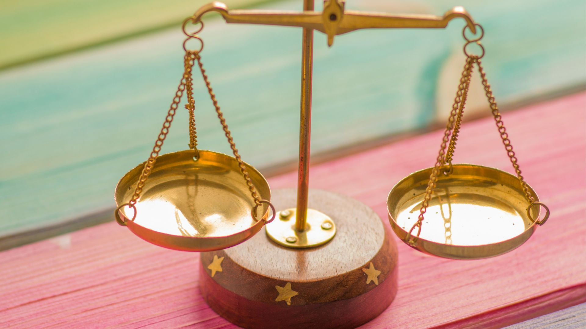 gold and silver round frame magnifying glass