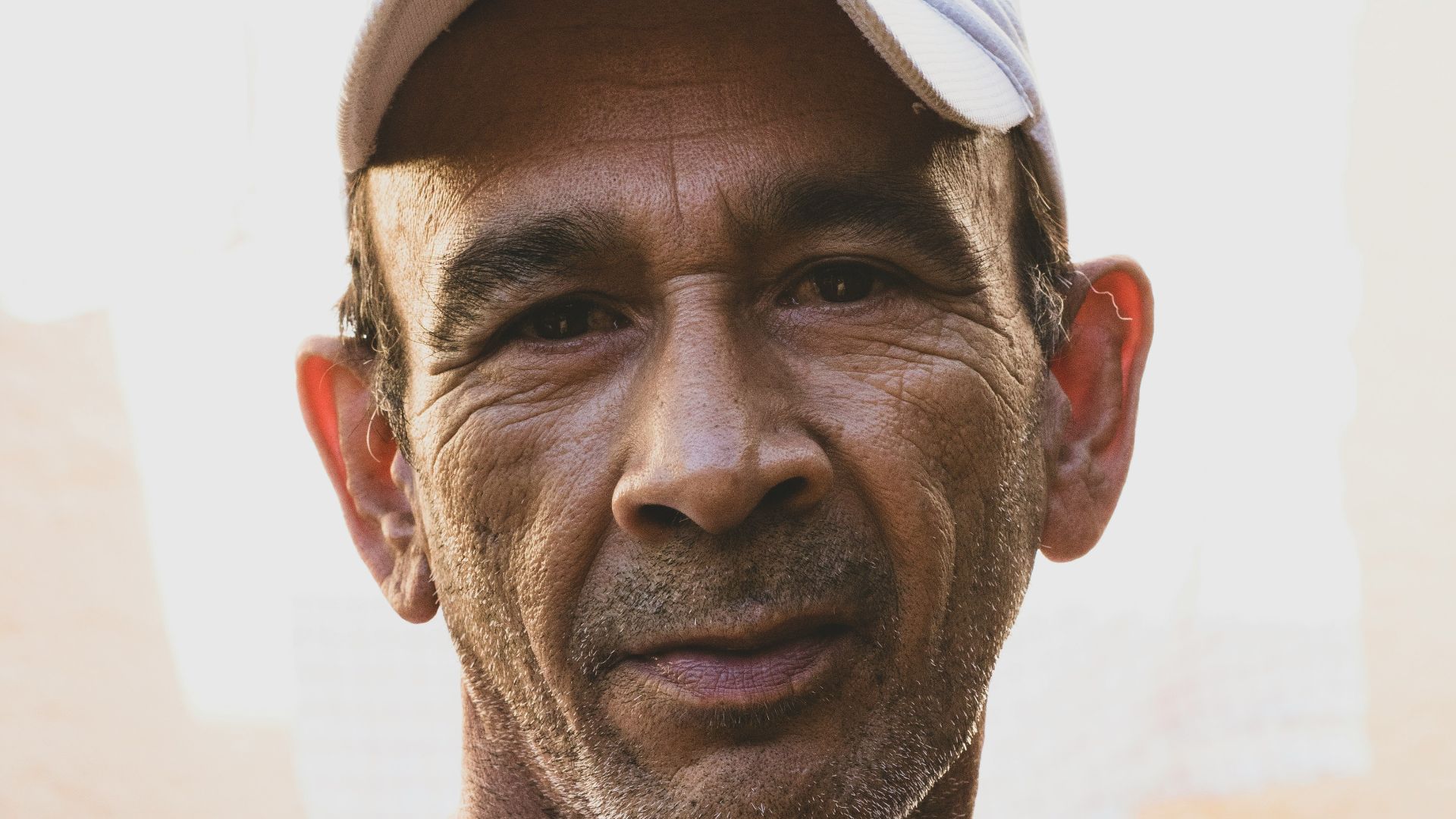 men's white crew-neck shirt