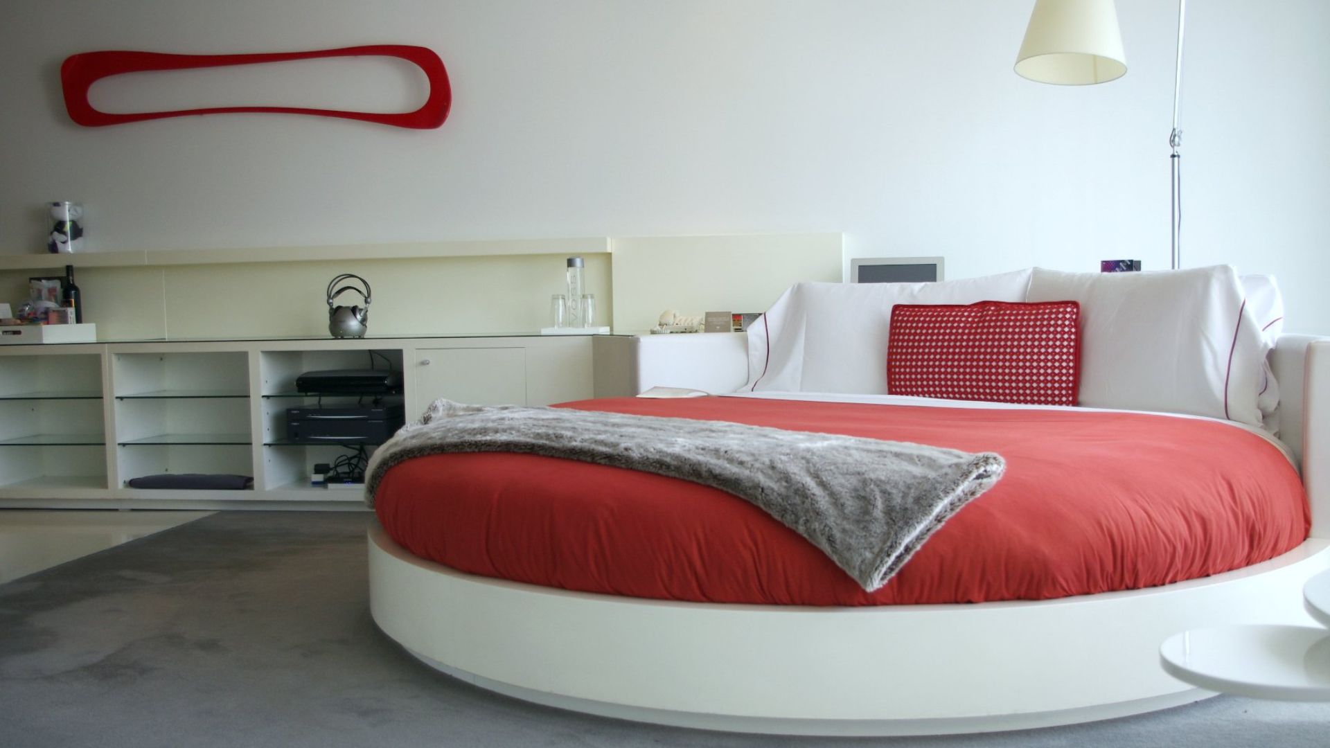 File:Round, red bed (5574135985).jpg