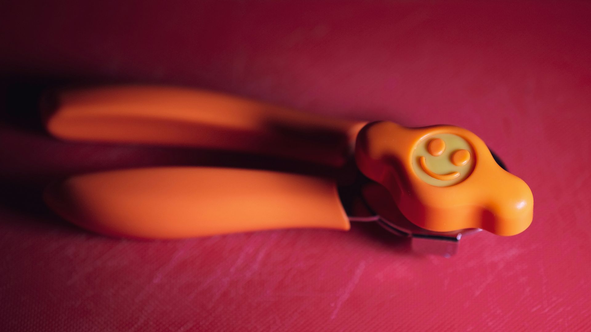 brown and black hand spinner