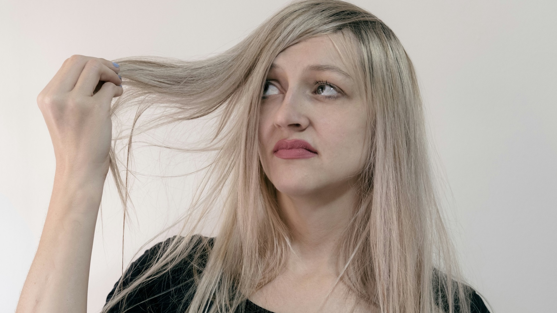 woman in black scoop neck shirt