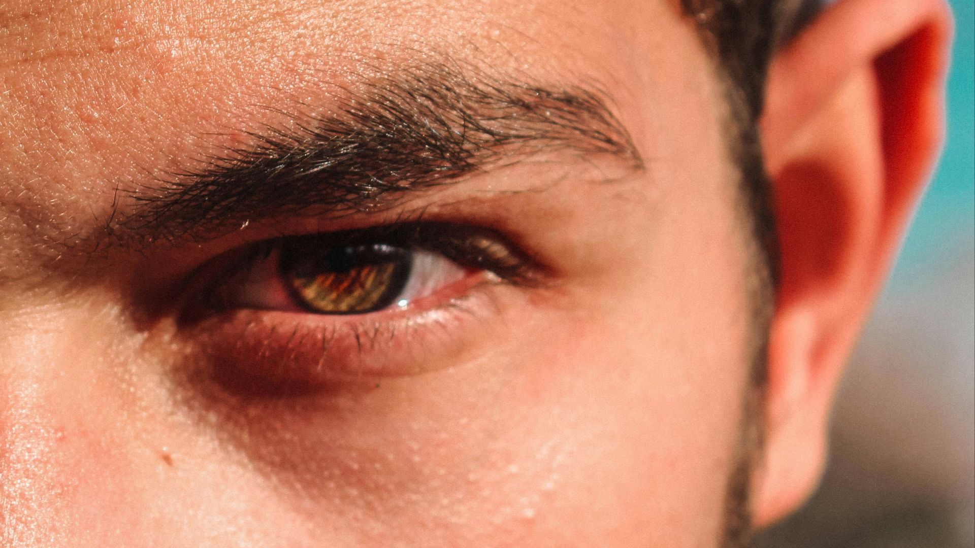 closeup photography of man's eye