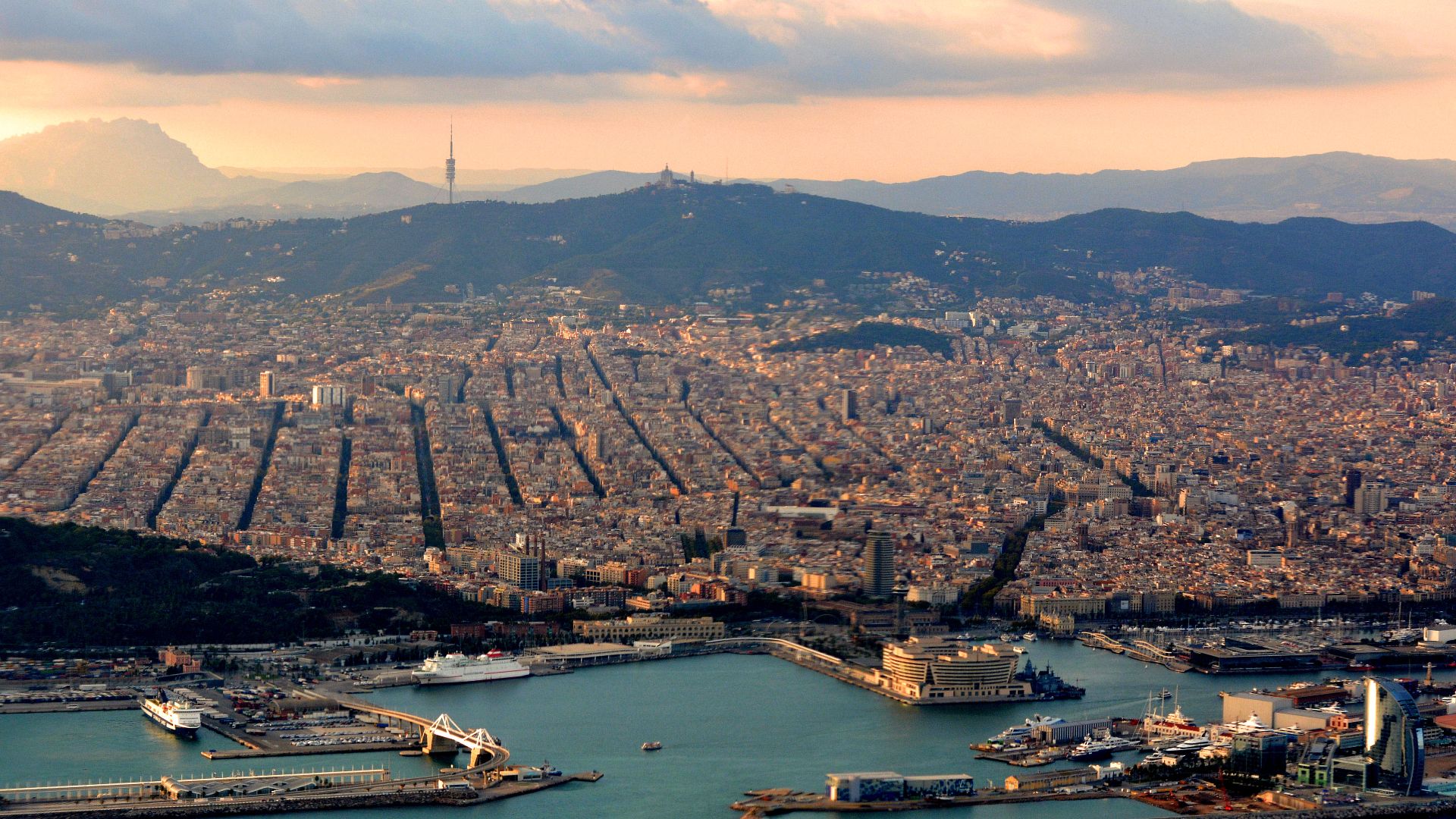 File:Evening light over Barcelona.jpg