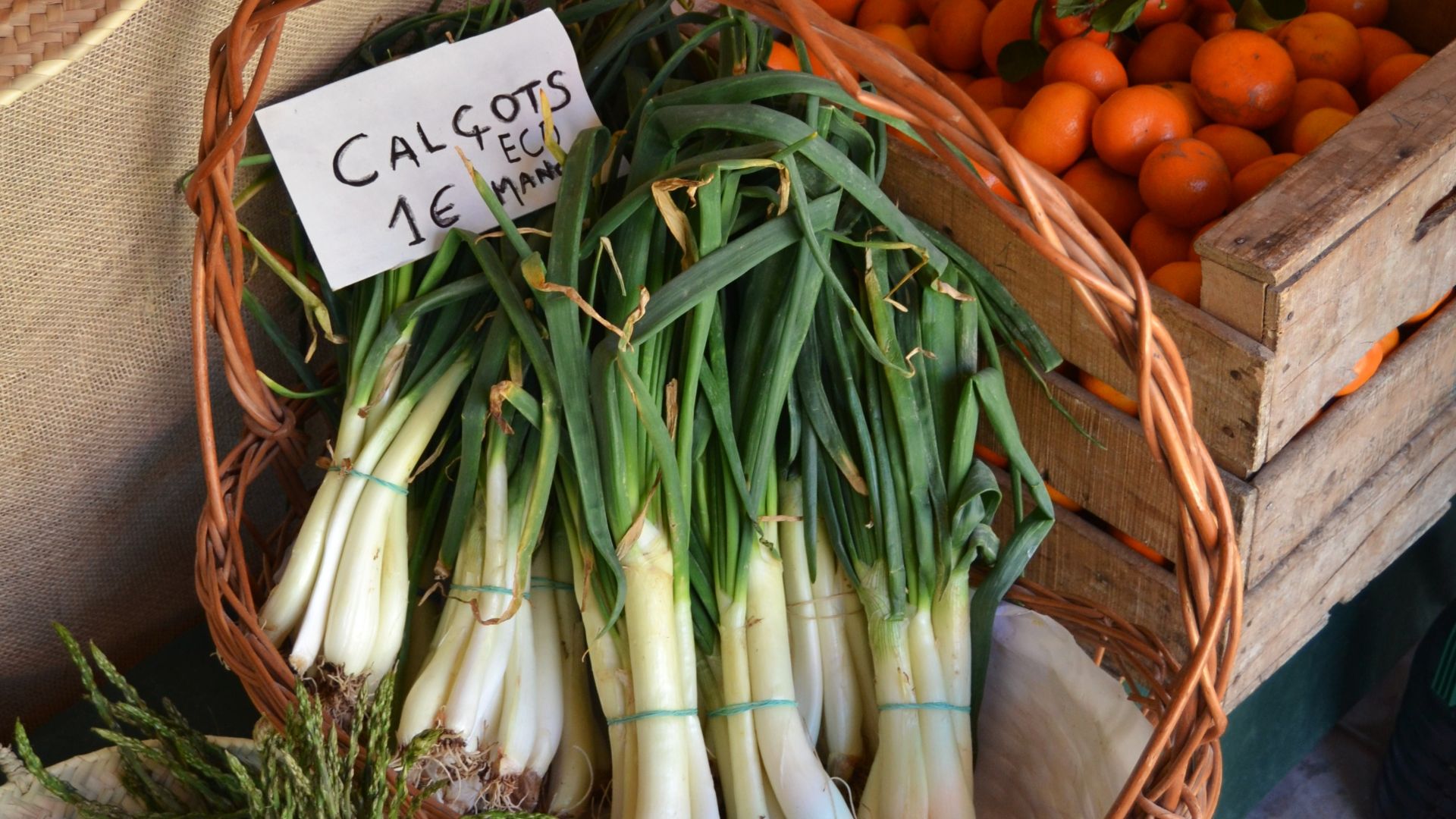 File:Mercat del riurau, calçots.JPG