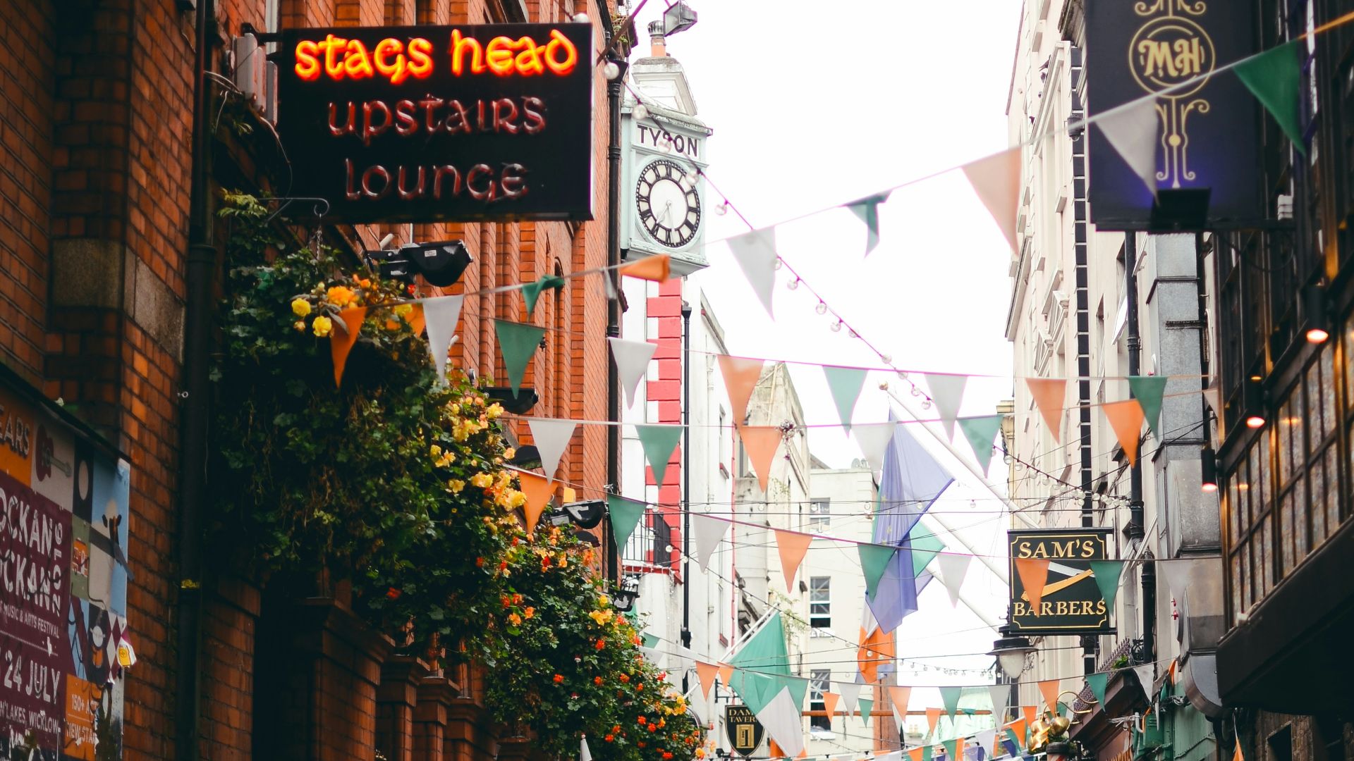 pathway between buildings during daytime