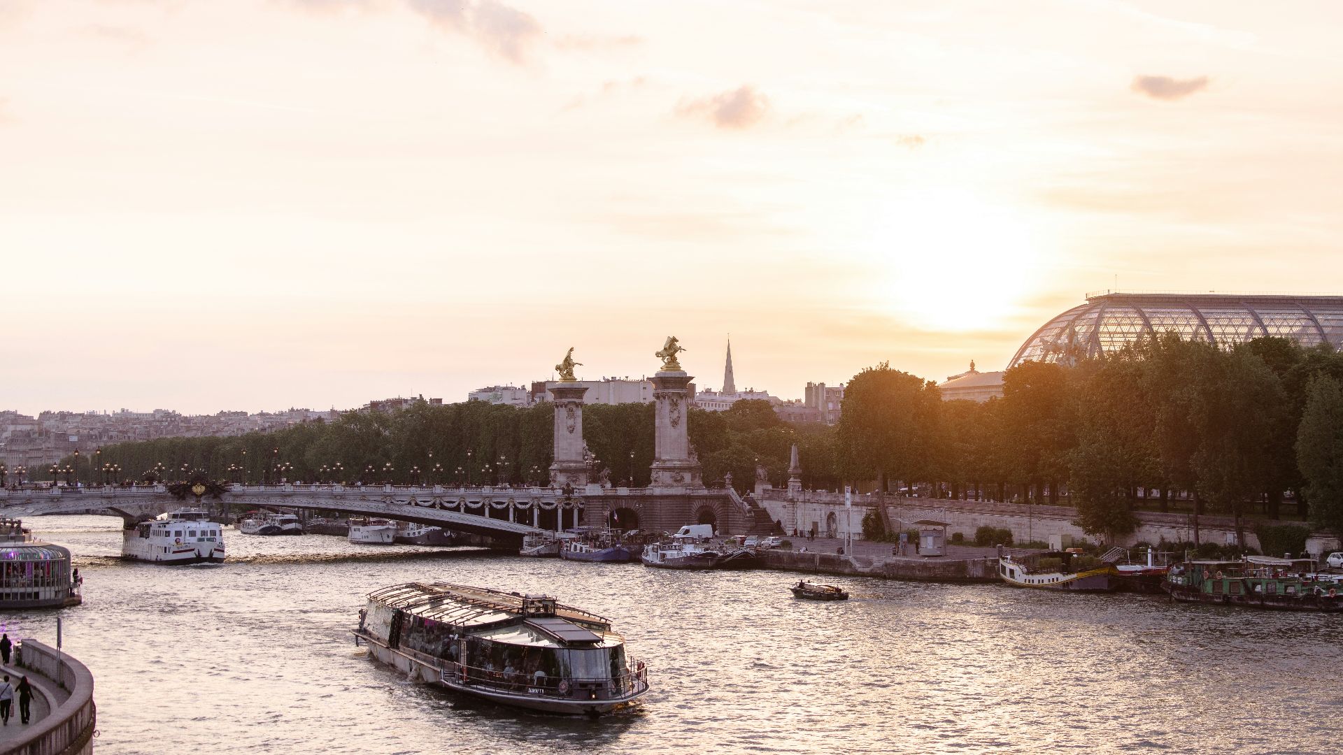 a river that has some boats in it