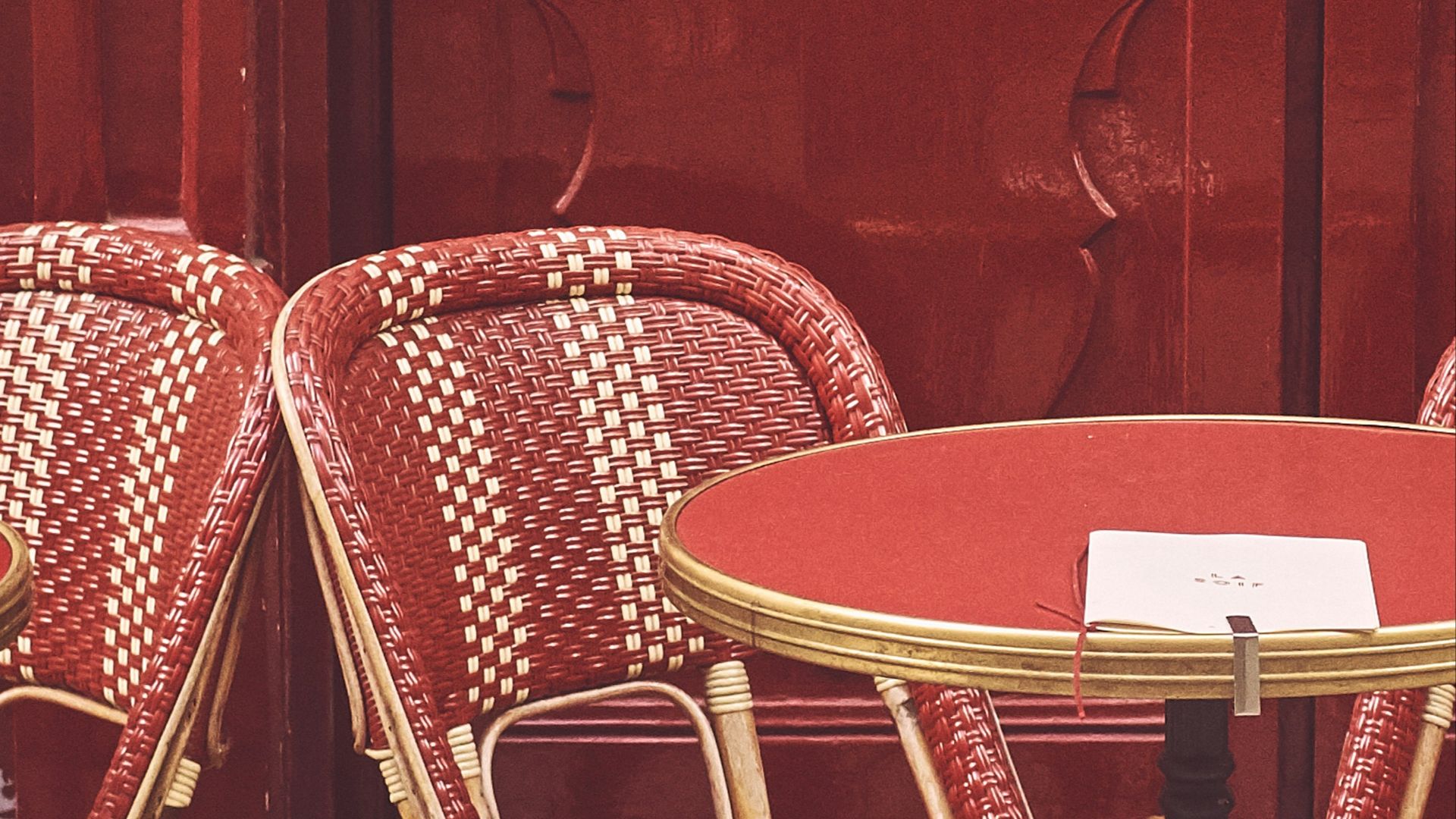 red chairs near table