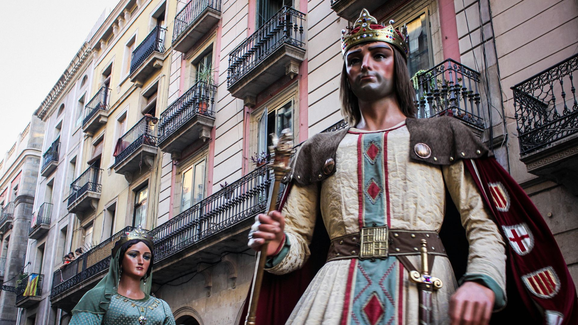 a statue of a man and a woman dressed in medieval clothing