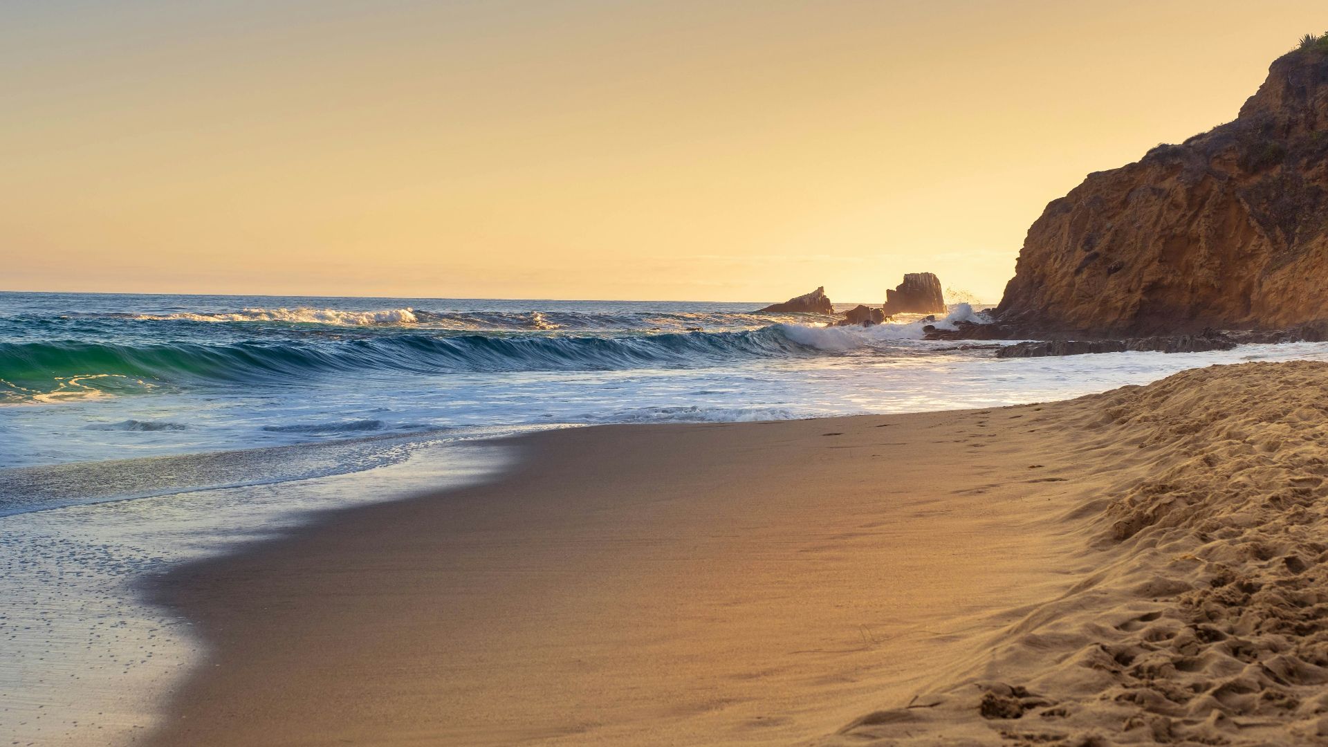 ocean waves crashing on shore during daytime