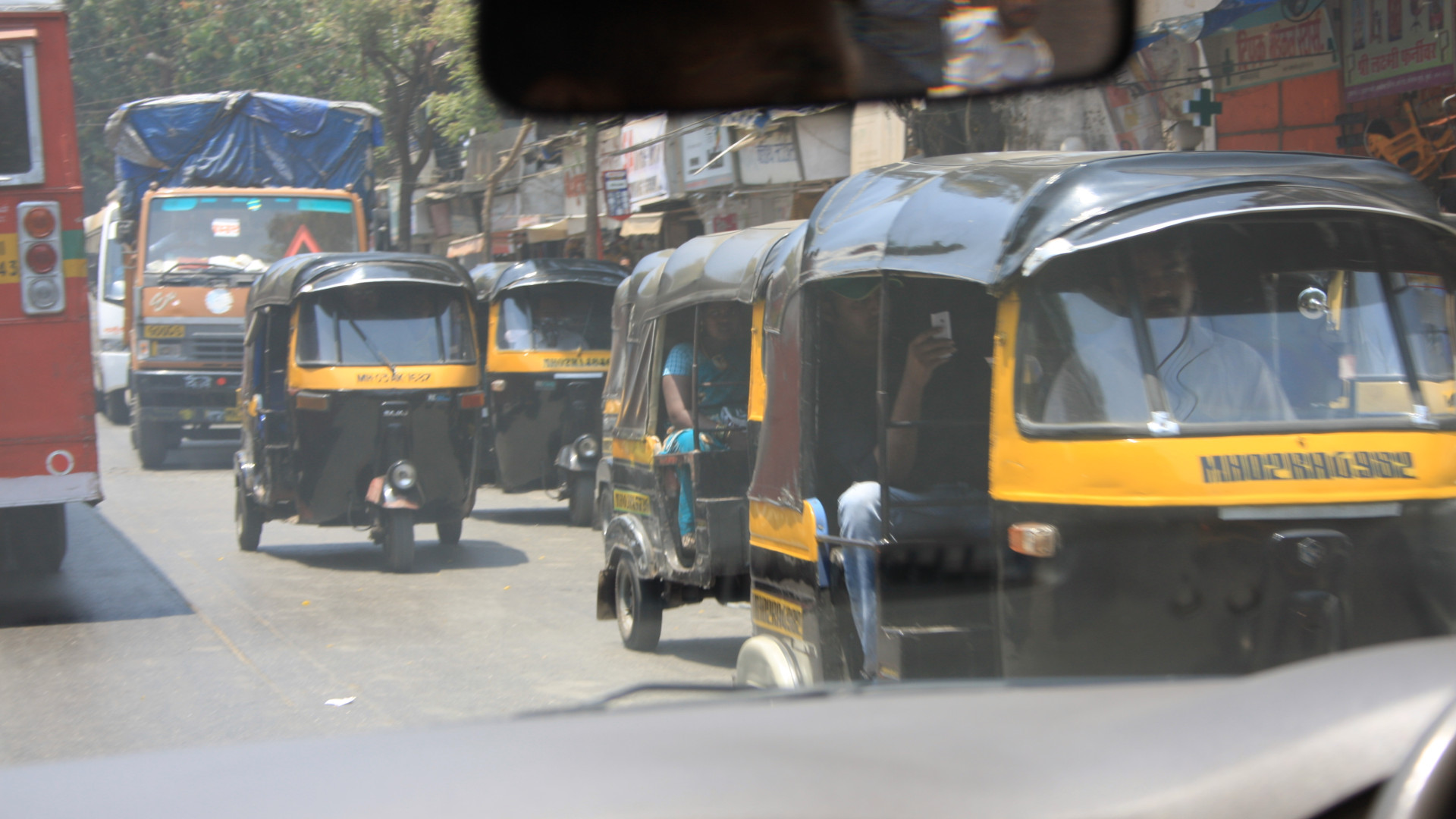 File:Traffic, Mumbai - India, April 15 2014. (13965909877).jpg