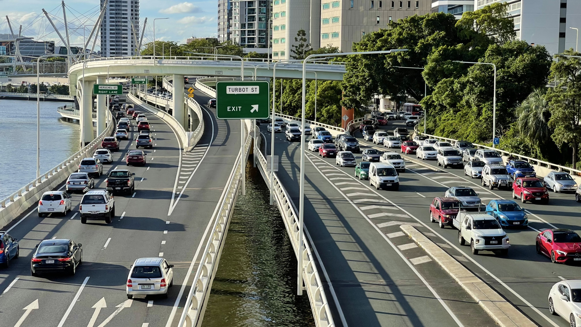 File:Traffic congestion at Riverside Expressway, Brisbane, Queensland, 2021, 02.jpg