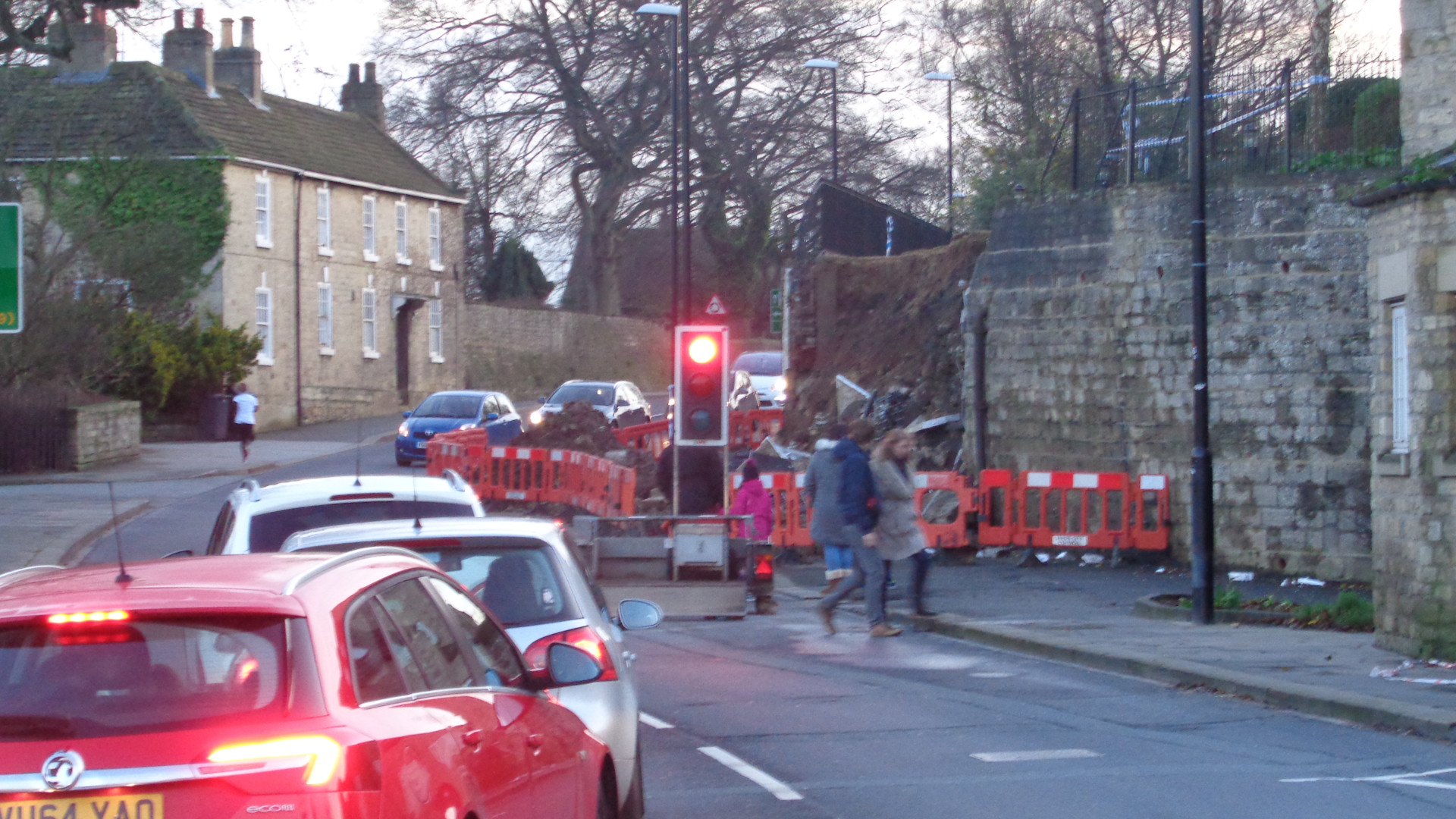 File:Queue at the traffic lights by the wall collapse, Boston Road, Wetherby (27th December 2015).JPG