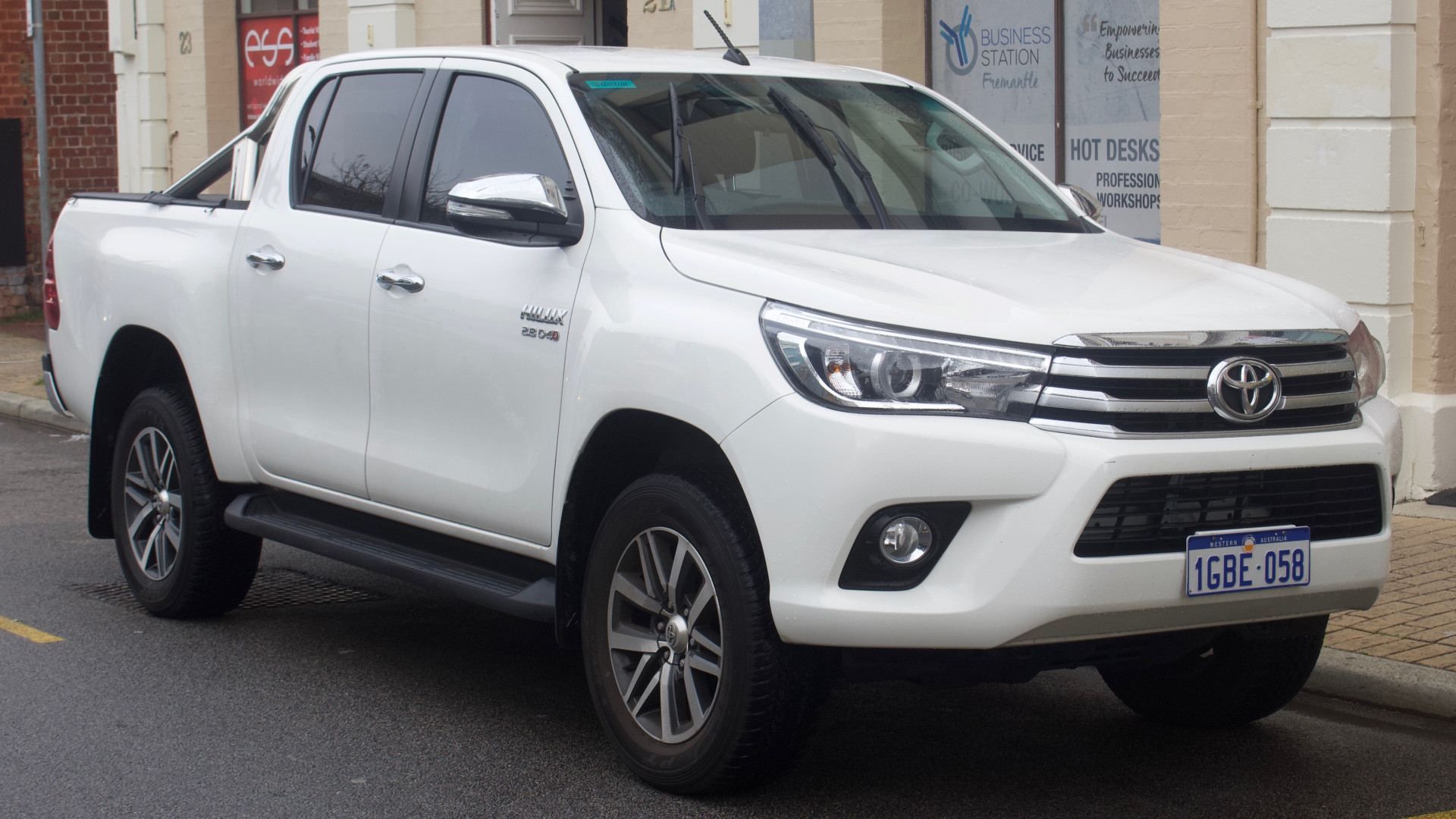 File:2016 Toyota HiLux (GUN136R) SR5 4-door utility (2018-09-03) 01.jpg