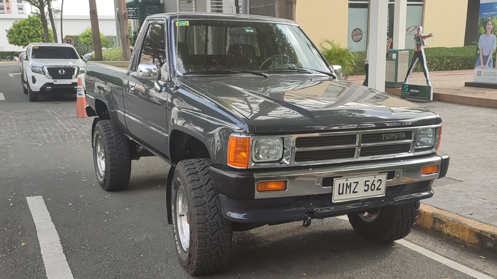 File:Toyota Hilux Pickup 4x4 2-door 1987.jpg