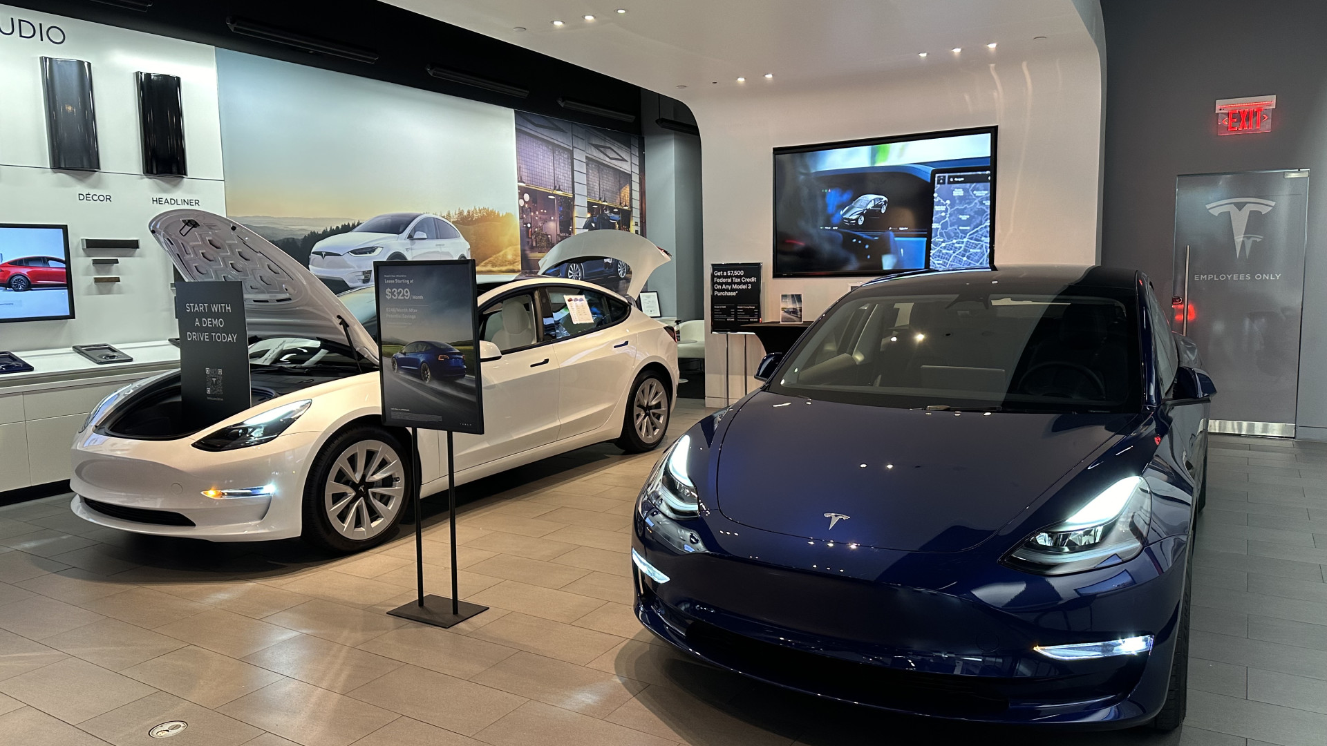 File:Tesla Showroom Dadeland Mall, 27 November 2023 - Two cars.jpg