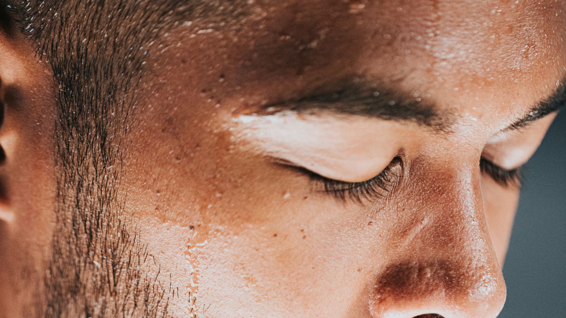 man in black crew neck shirt