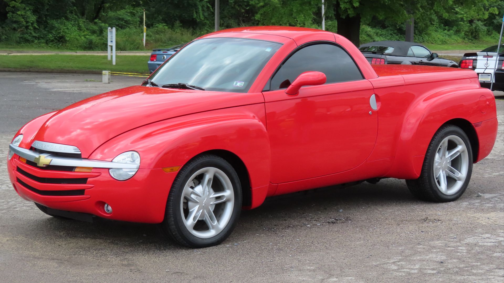 File:2004 Chevrolet SSR, front left, 07-02-2023.jpg