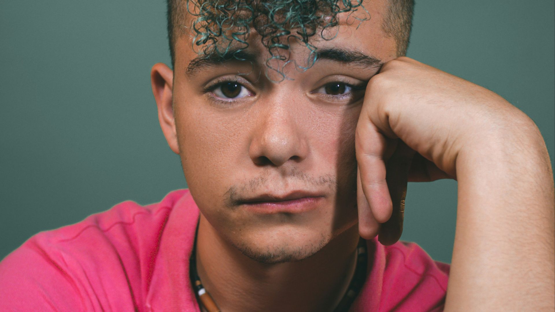 man in pink crew neck t-shirt