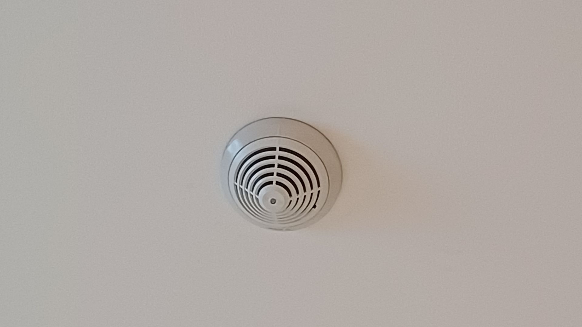 File:Smoke detector at Gateway Hotel.jpg