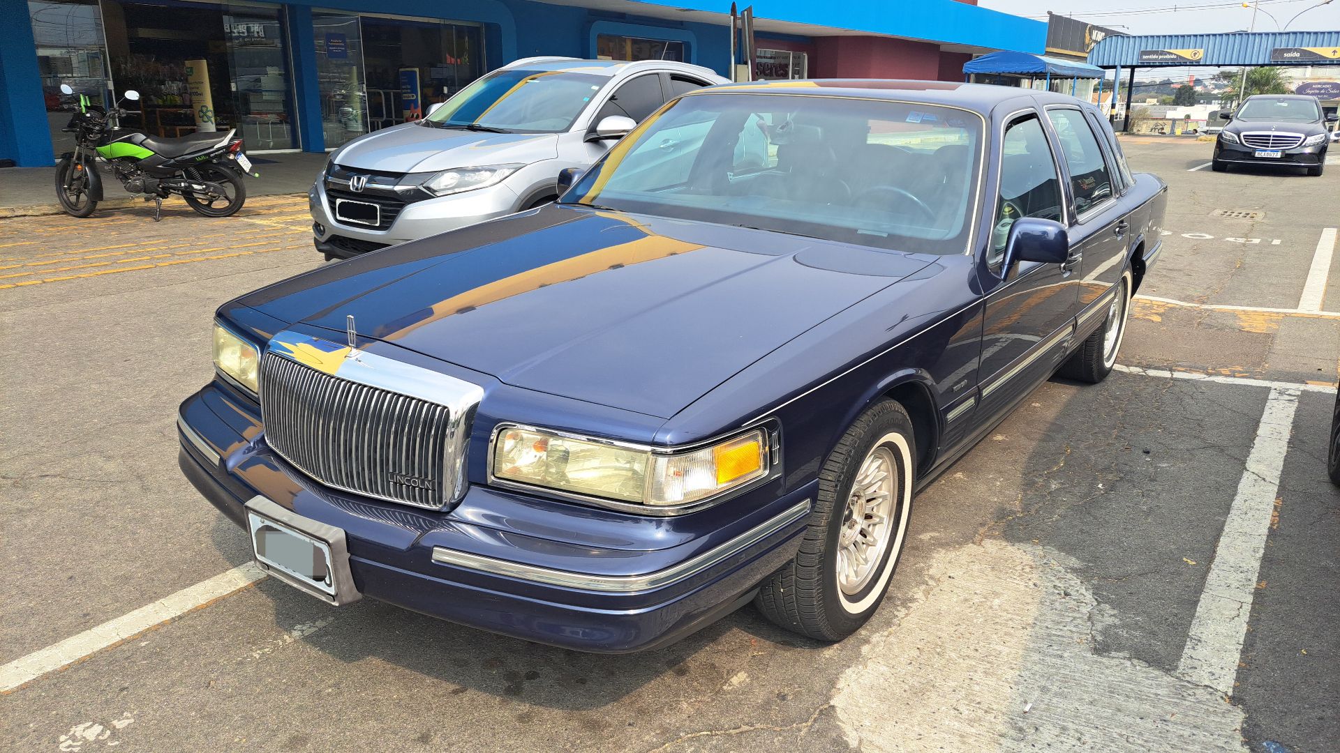 File:Lincoln Town Car 20240914 front.jpg