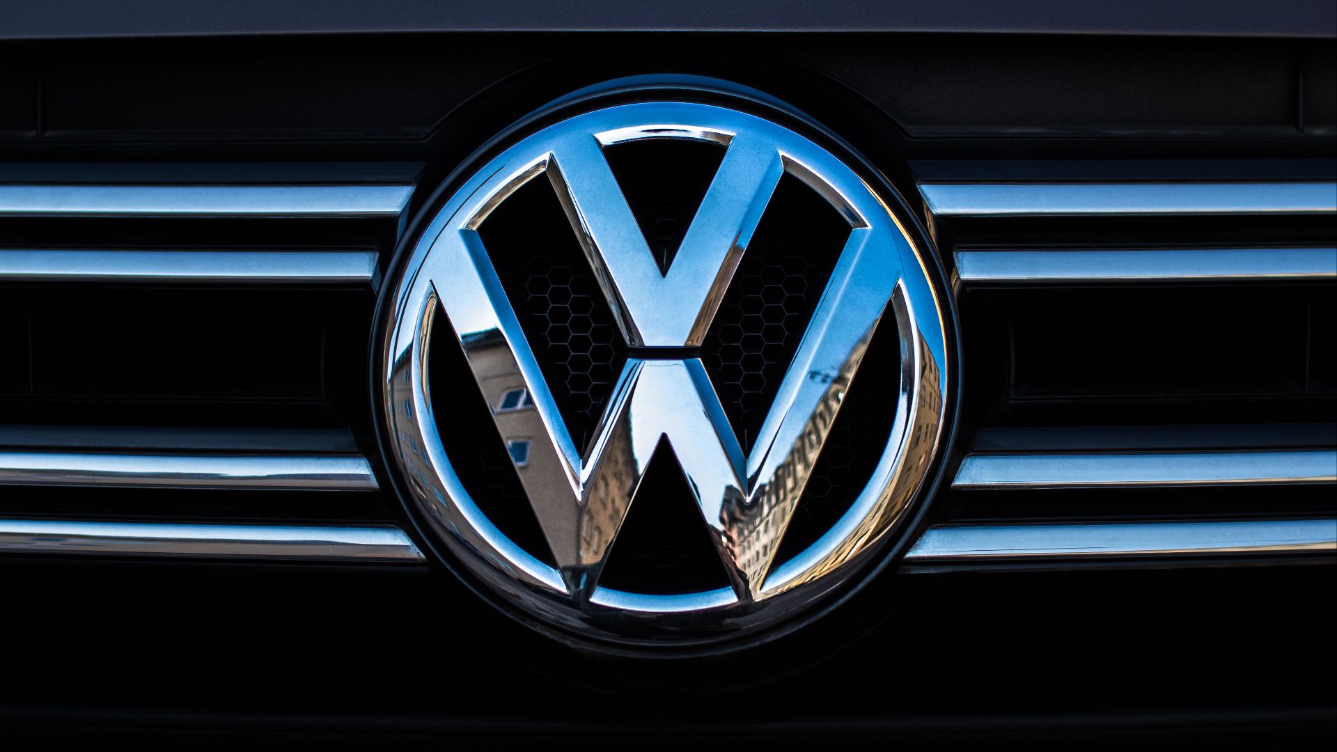 File:VOLKSWAGEN badge on a car.jpg