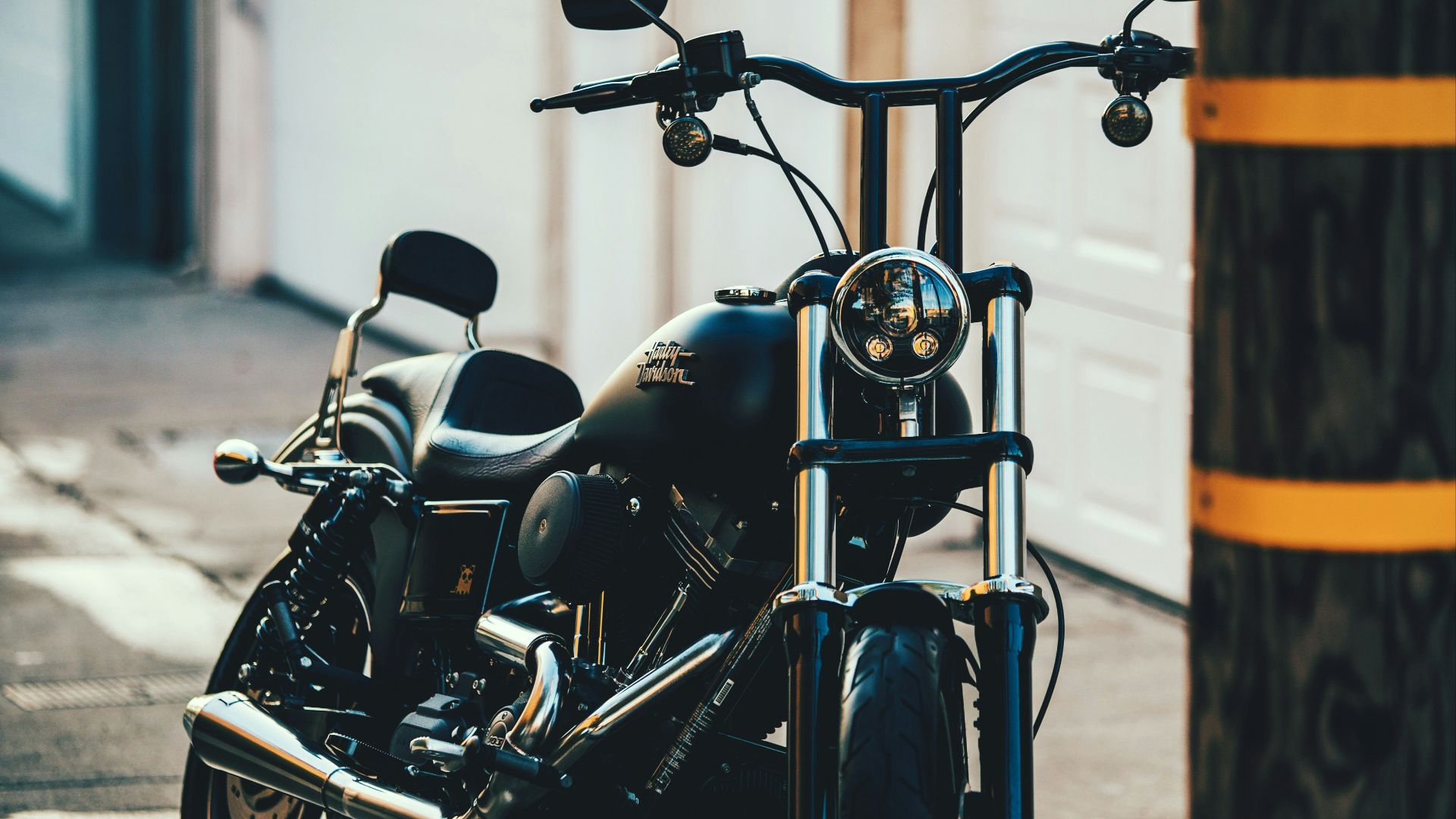 black cruiser motorcycle near black street post