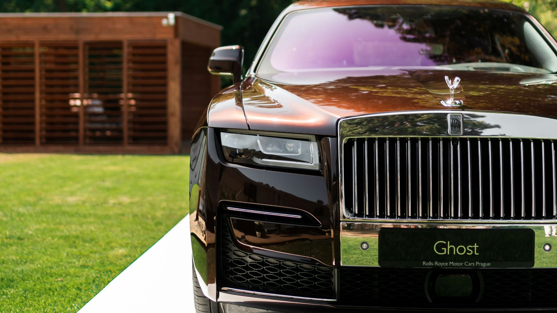 black and silver jeep grand cherokee parked on green grass field during daytime